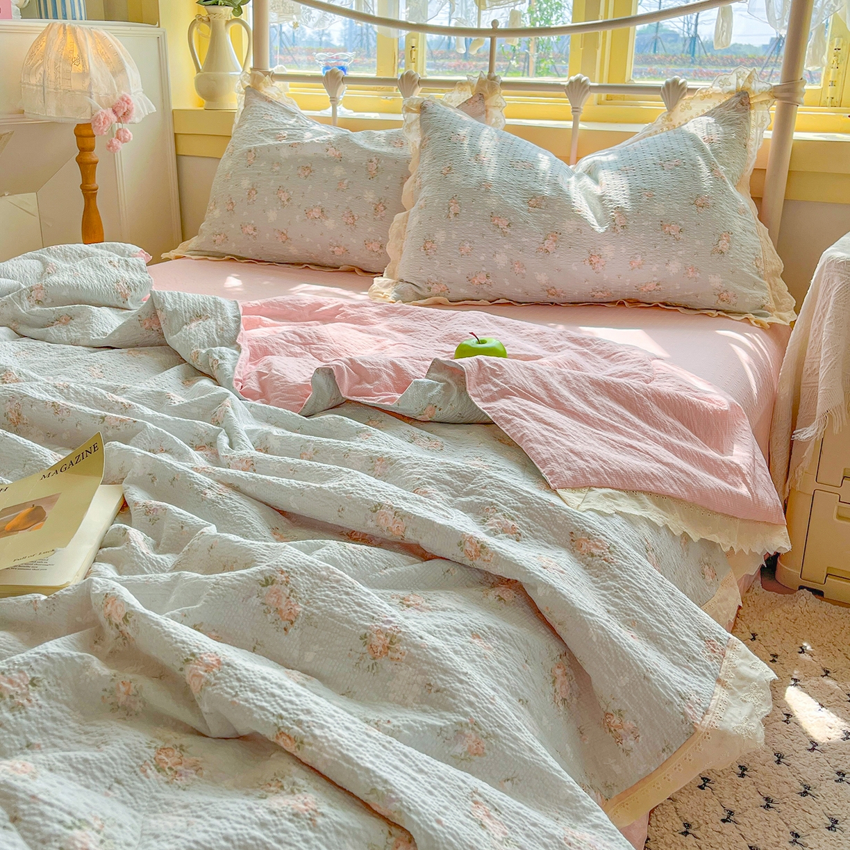 91家纺网 家纺一手货源 找家纺 金梦拉家纺 2026新款全棉花边系列泡芙纱泡泡纱夏被夏凉被空调被四件套 雾蓝粉黛