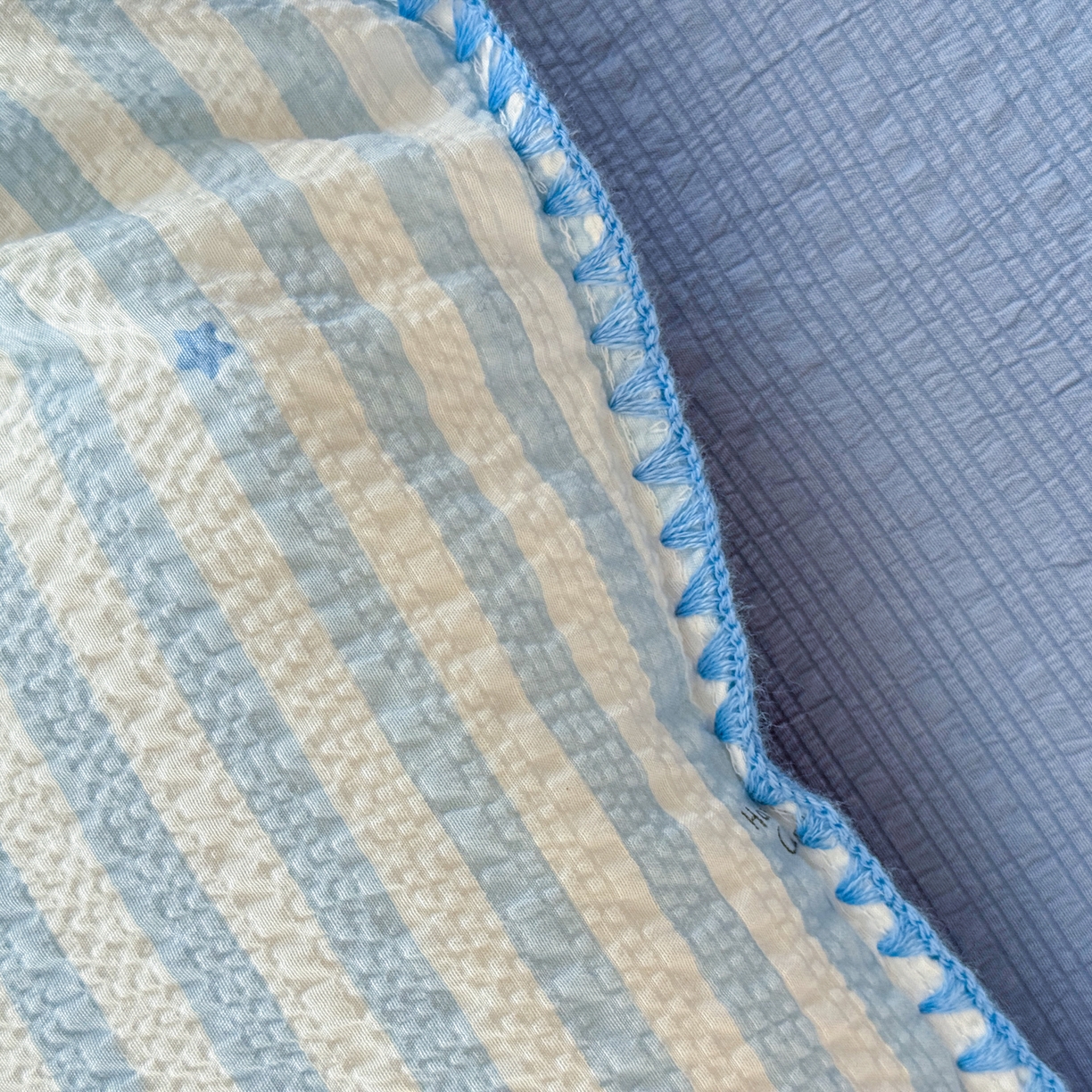 91家纺网 家纺一手货源 找家纺 仟网汇 2026新款贝壳边泡芙纱三角针四件套 滑板狗