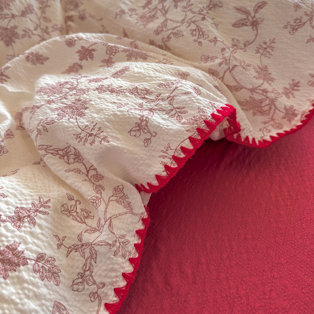 91家纺网 家纺一手货源 找家纺 仟网汇 2026新款贝壳边泡芙纱三角针四件套 丽莎