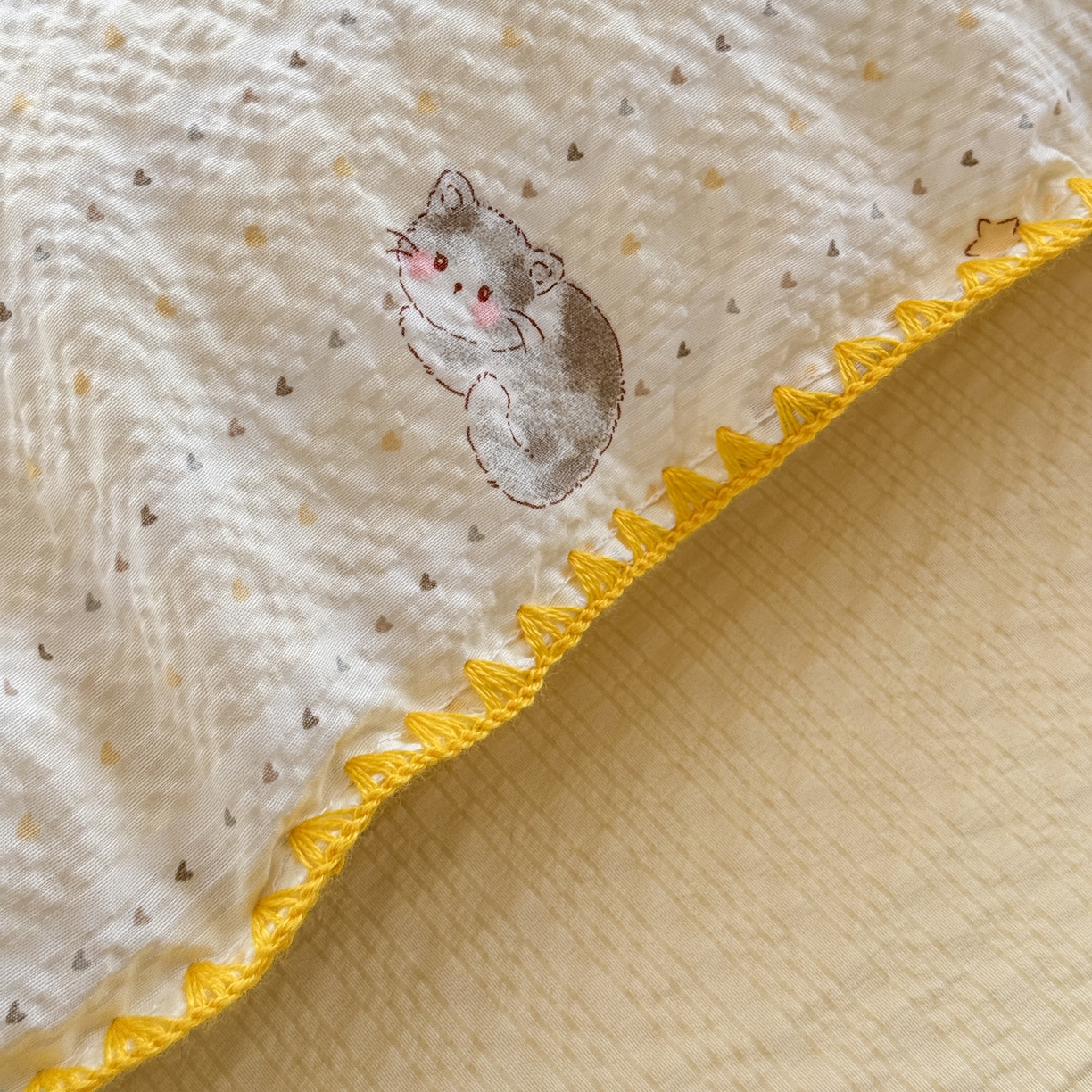 91家纺网 家纺一手货源 找家纺 仟网汇 2026新款贝壳边泡芙纱三角针四件套 奶油小狗