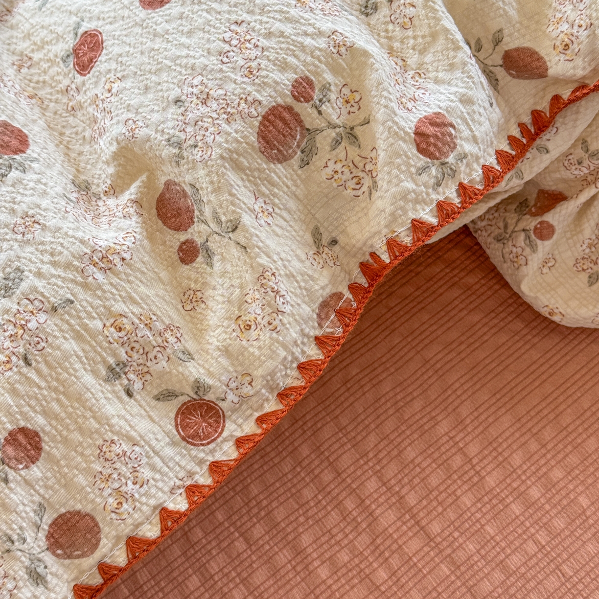 91家纺网 家纺一手货源 找家纺 仟网汇 2026新款贝壳边泡芙纱三角针四件套 柿柿如意