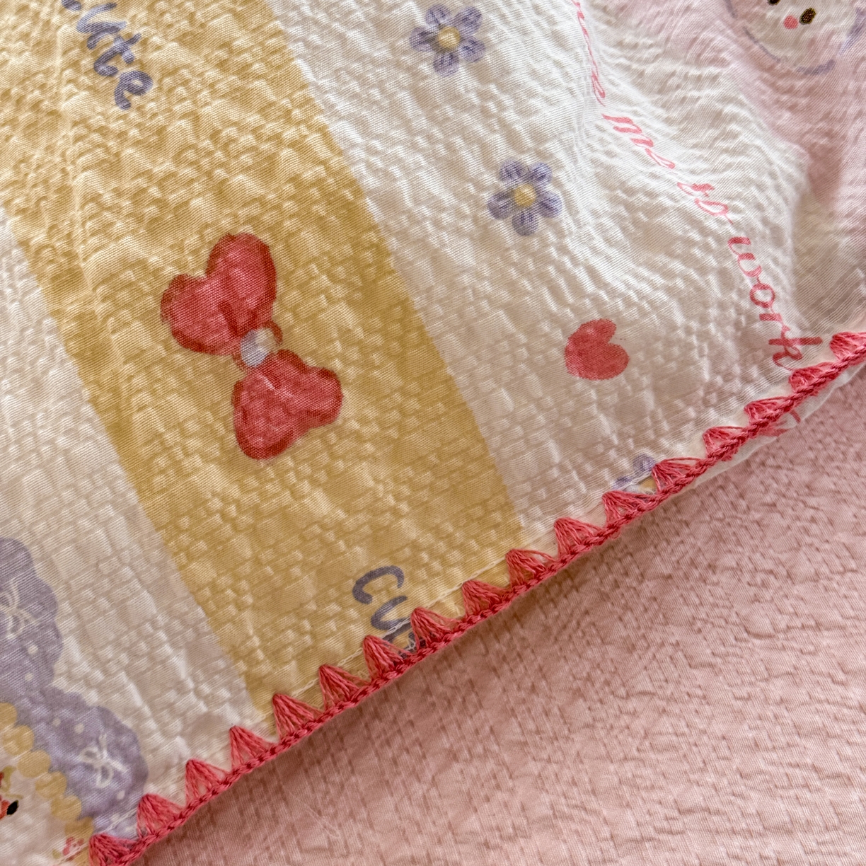 91家纺网 家纺一手货源 找家纺 仟网汇 2026新款贝壳边泡芙纱三角针四件套 甜心小兔