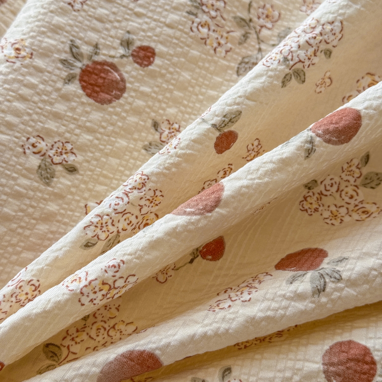 91家纺网 家纺一手货源 找家纺 仟网汇 2026新款贝壳边泡芙纱三角针夏被四件套 柿柿如意