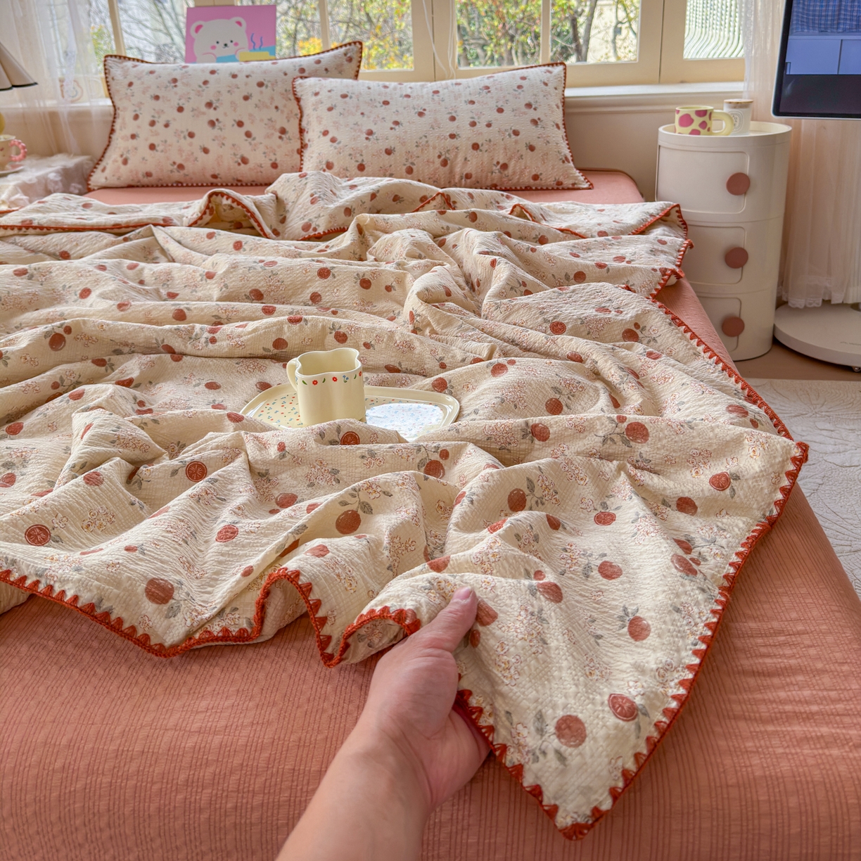 91家纺网 家纺一手货源 找家纺 仟网汇 2026新款贝壳边泡芙纱三角针夏被四件套 柿柿如意