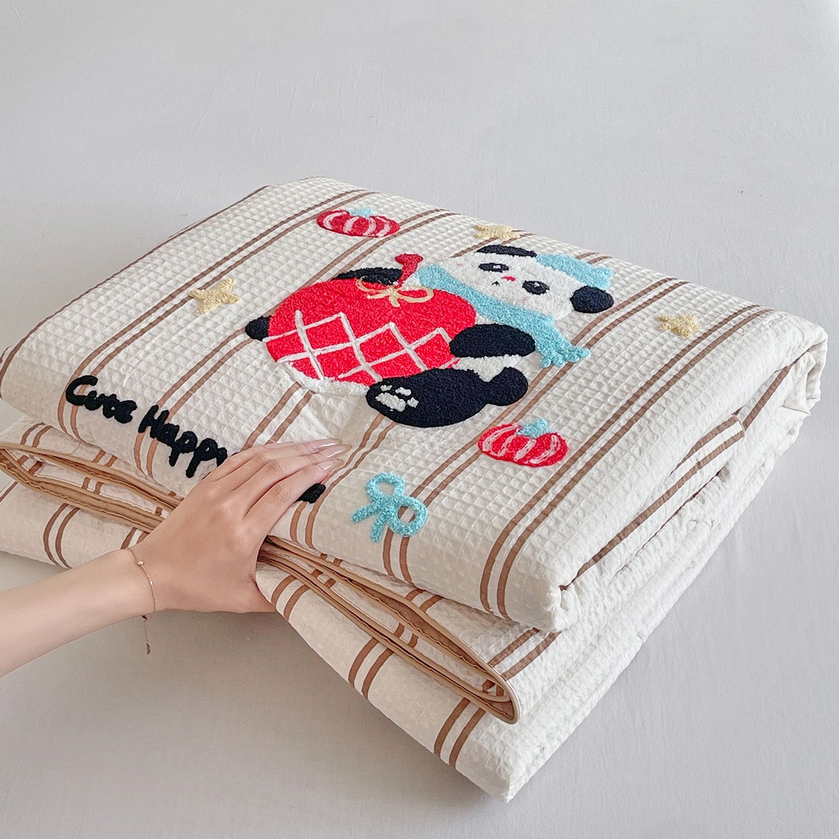 91家纺网 家纺一手货源 找家纺 （总）莱宁被业 2026新款A类全棉华夫格提花毛巾绣卡通大豆夏被