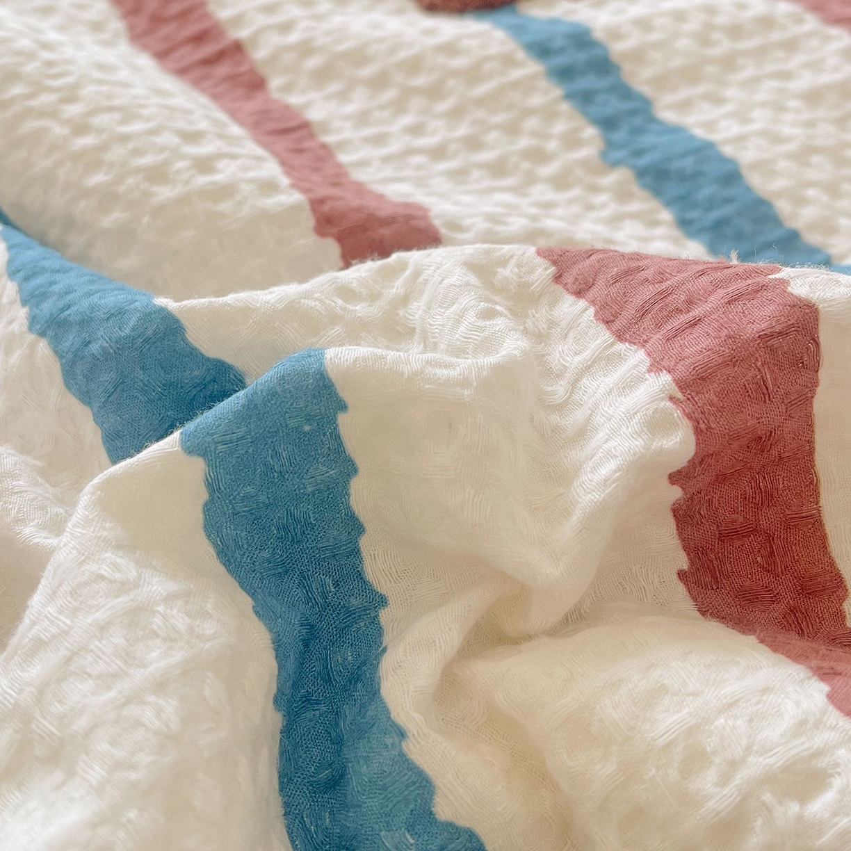 91家纺网 家纺一手货源 找家纺 （总）莱宁被业 2026新款A类全棉华夫格提花毛巾绣卡通大豆夏被