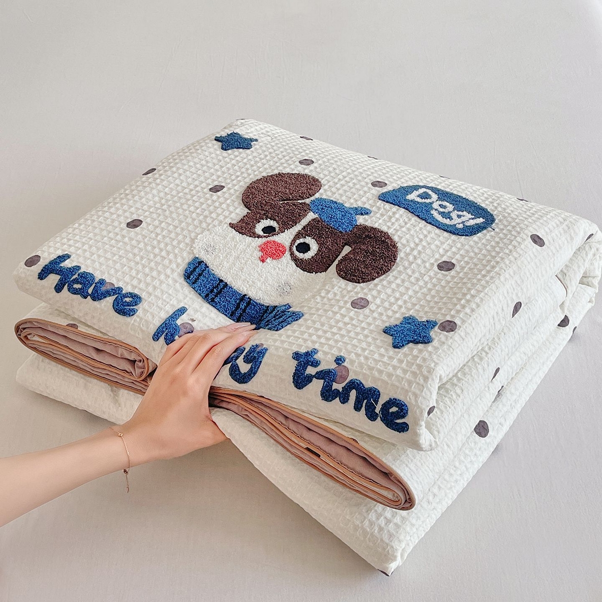 91家纺网 家纺一手货源 找家纺 （总）莱宁被业 2026新款A类全棉华夫格提花毛巾绣卡通大豆夏被