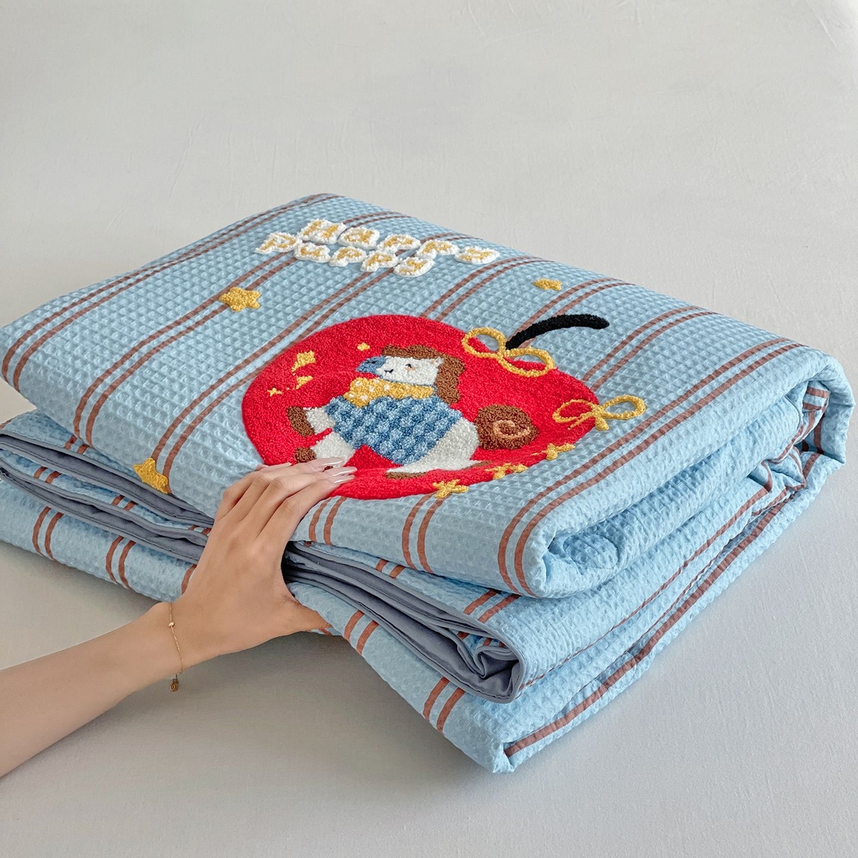 91家纺网 家纺一手货源 找家纺 （总）莱宁被业 2026新款A类全棉华夫格提花毛巾绣卡通大豆夏被