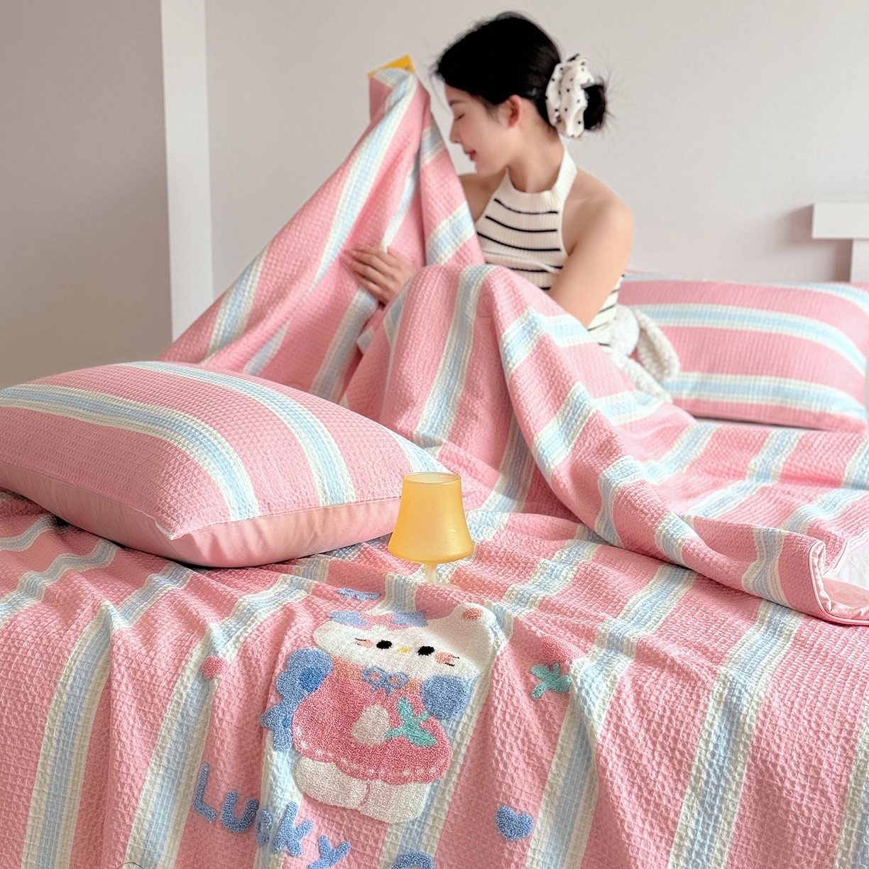91家纺网 家纺一手货源 找家纺 莱宁被业 2026新款A类全棉华夫格提花毛巾绣卡通大豆夏被 粉色小喵