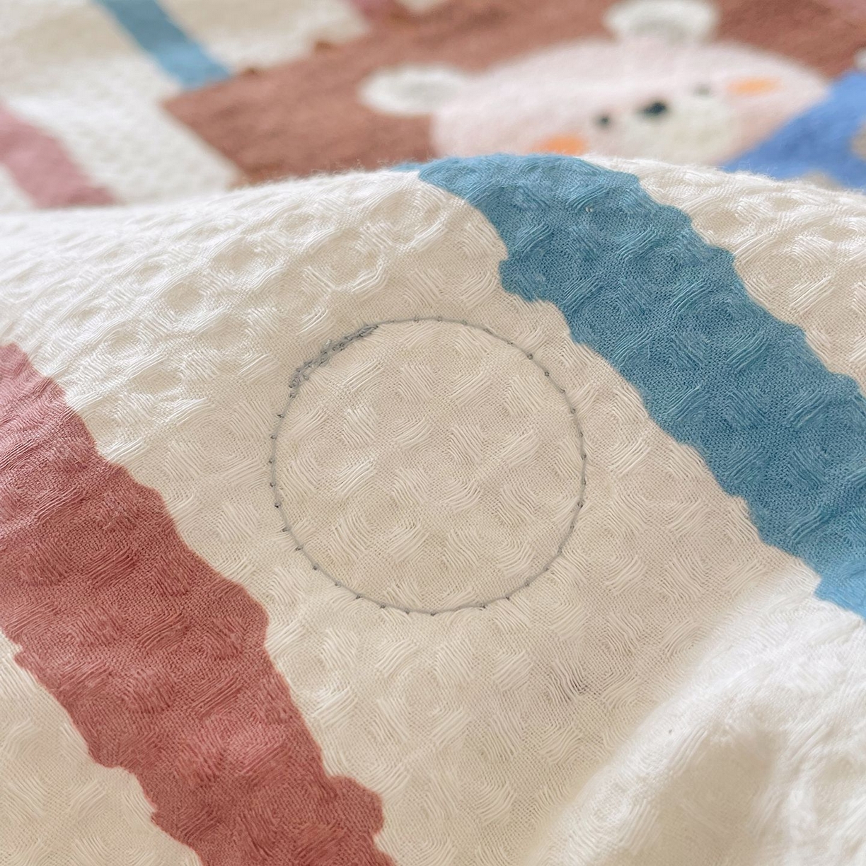 91家纺网 家纺一手货源 找家纺 莱宁被业 2026新款A类全棉华夫格提花毛巾绣卡通大豆夏被 安可拉熊