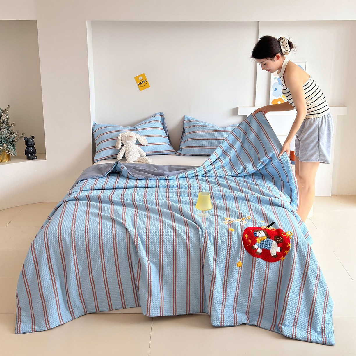 91家纺网 家纺一手货源 找家纺 莱宁被业 2026新款A类全棉华夫格提花毛巾绣卡通大豆夏被 条纹木马