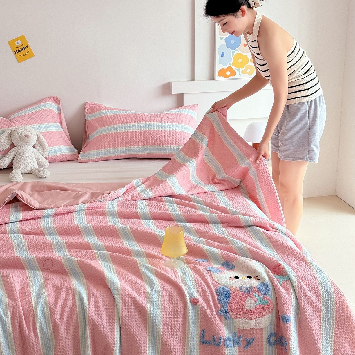 91家纺网 家纺一手货源 找家纺 莱宁被业 2026新款A类全棉华夫格提花毛巾绣卡通大豆夏被 粉色小喵