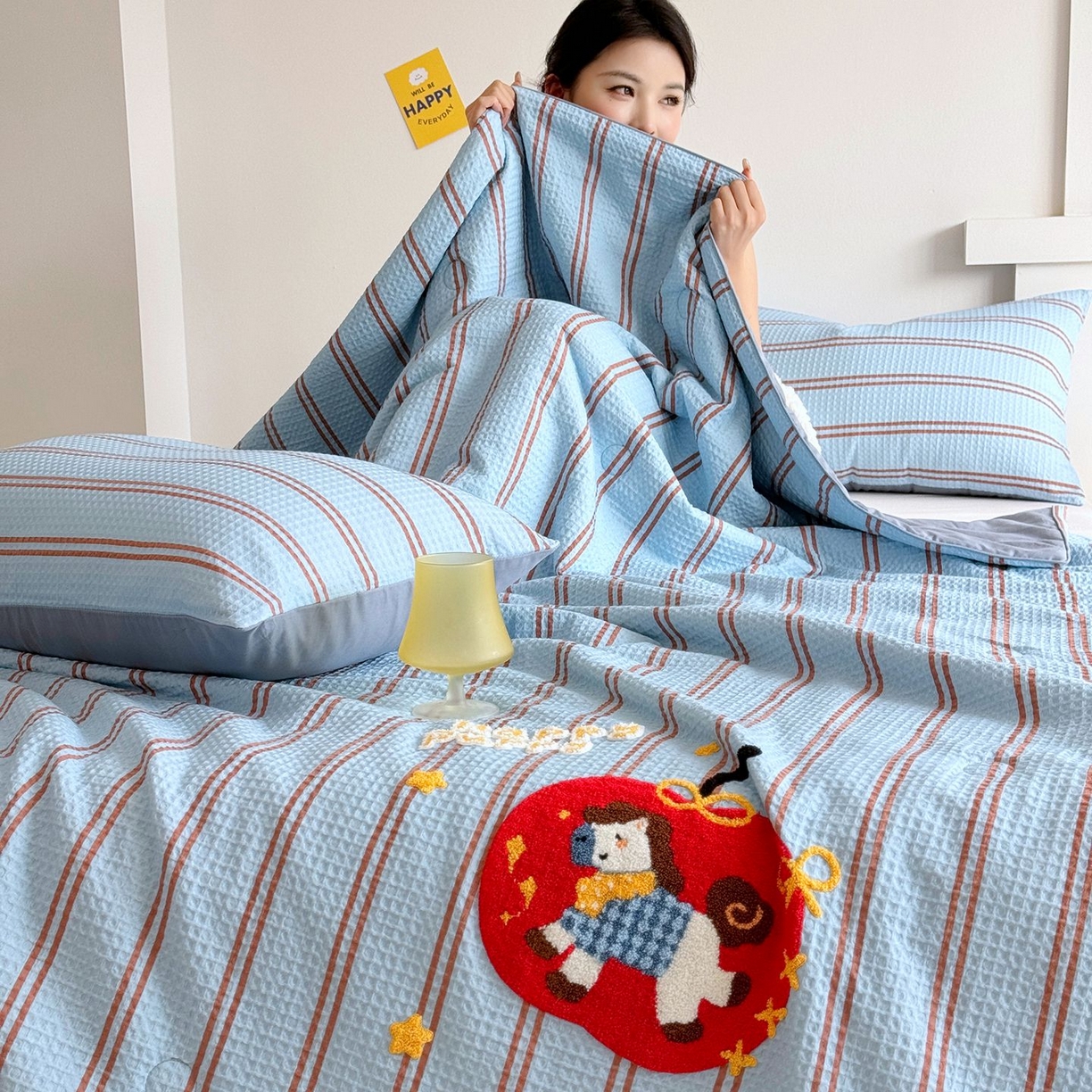 91家纺网 家纺一手货源 找家纺 莱宁被业 2026新款A类全棉华夫格提花毛巾绣卡通大豆夏被 条纹木马