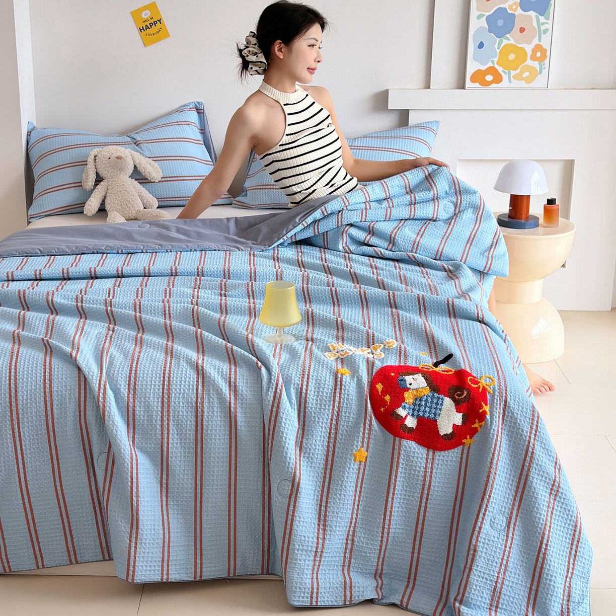 91家纺网 家纺一手货源 找家纺 莱宁被业 2026新款A类全棉华夫格提花毛巾绣卡通大豆夏被 条纹木马