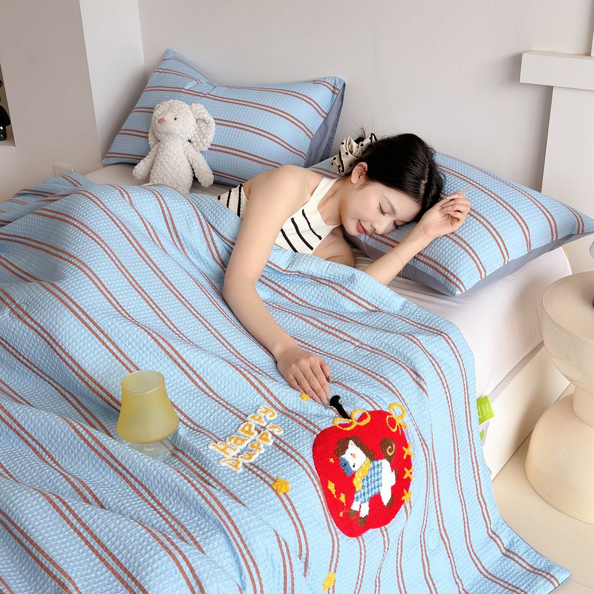 91家纺网 家纺一手货源 找家纺 莱宁被业 2026新款A类全棉华夫格提花毛巾绣卡通大豆夏被 条纹木马