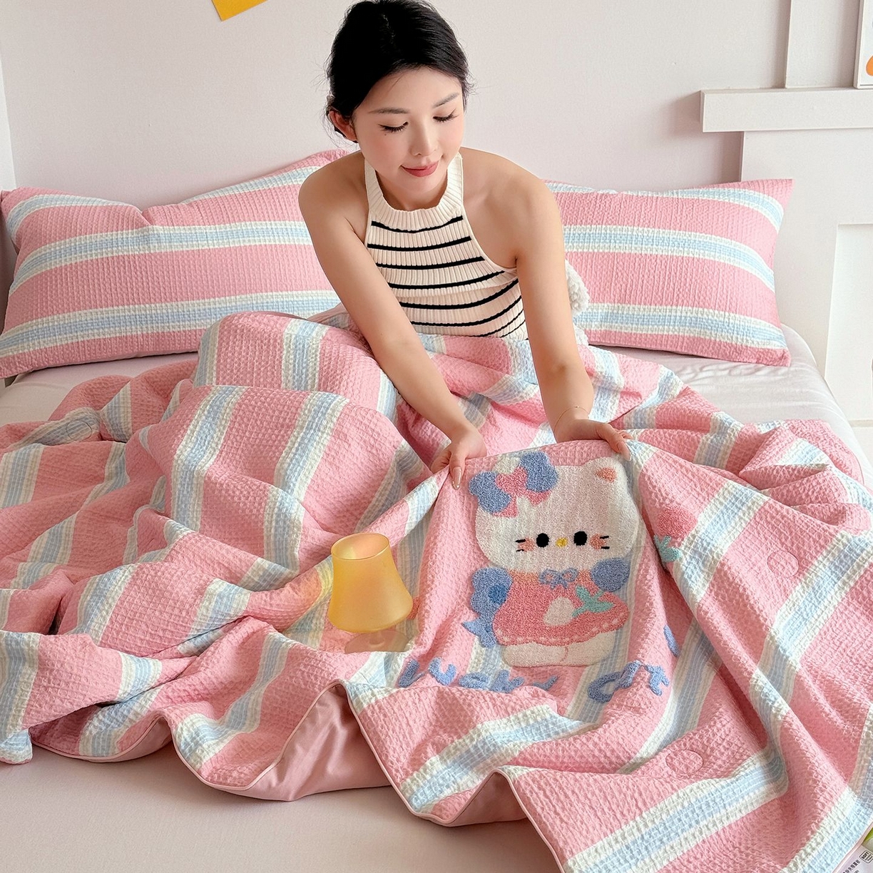 91家纺网 家纺一手货源 找家纺 莱宁被业 2026新款A类全棉华夫格提花毛巾绣卡通大豆夏被 粉色小喵