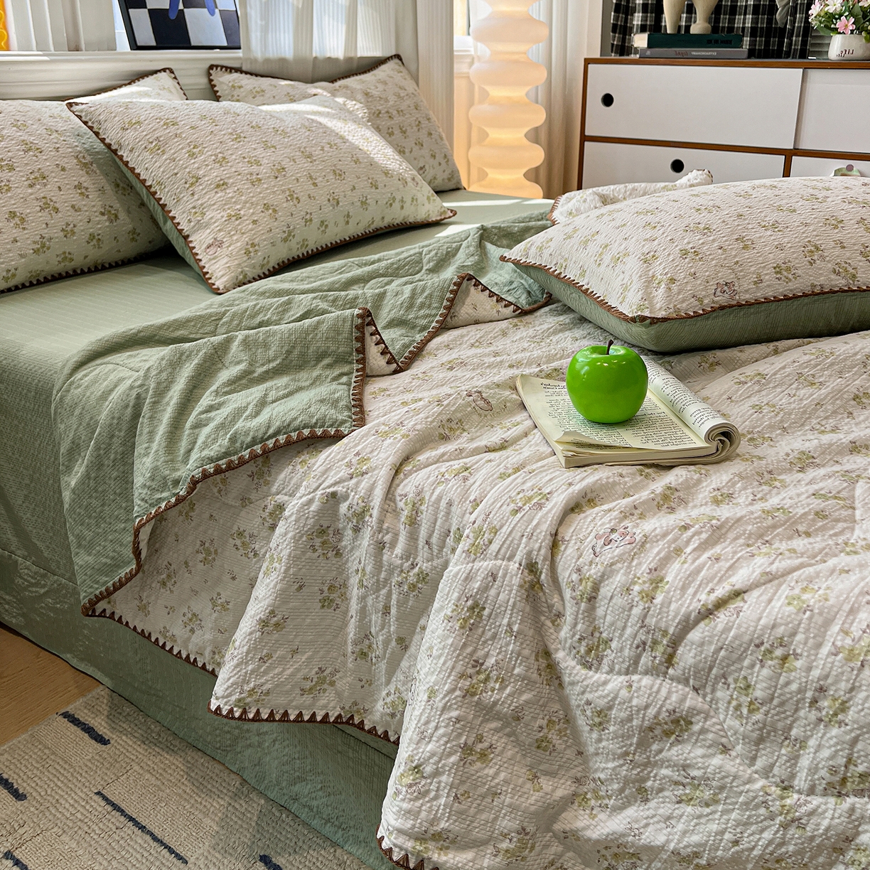 91家纺网 家纺一手货源 找家纺 仟网汇 2026新款三角针贝壳边泡芙纱夏被四件套 三角针夏被-春日小兔