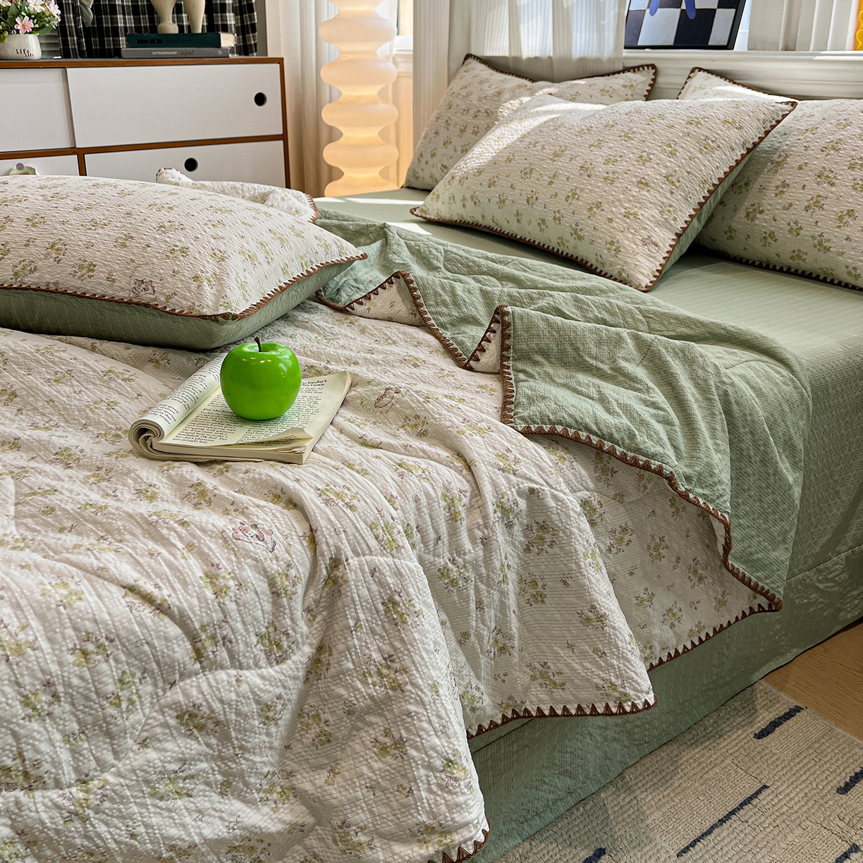 91家纺网 家纺一手货源 找家纺 仟网汇 2026新款三角针贝壳边泡芙纱夏被四件套 三角针夏被-春日小兔