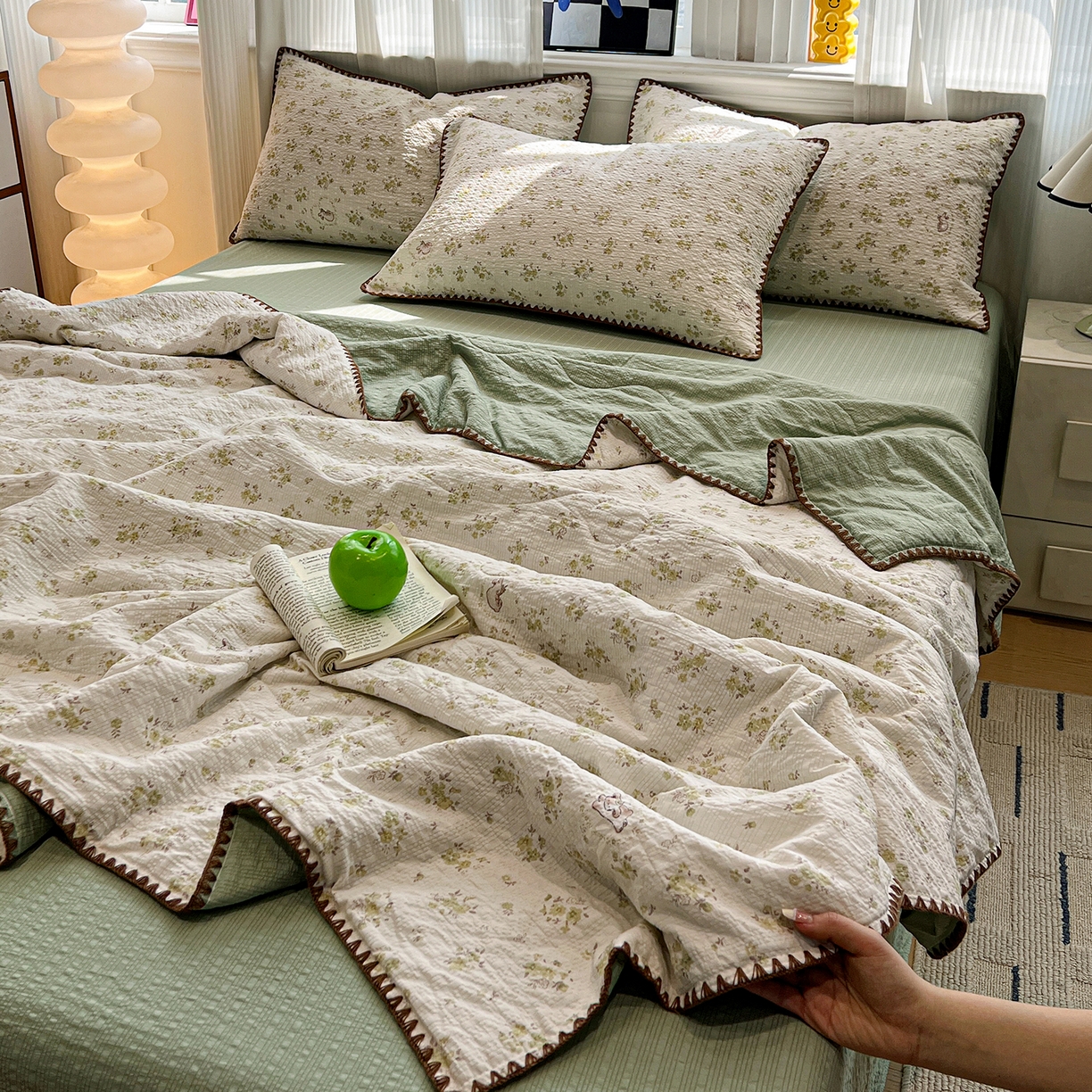 91家纺网 家纺一手货源 找家纺 仟网汇 2026新款三角针贝壳边泡芙纱夏被四件套 三角针夏被-春日小兔