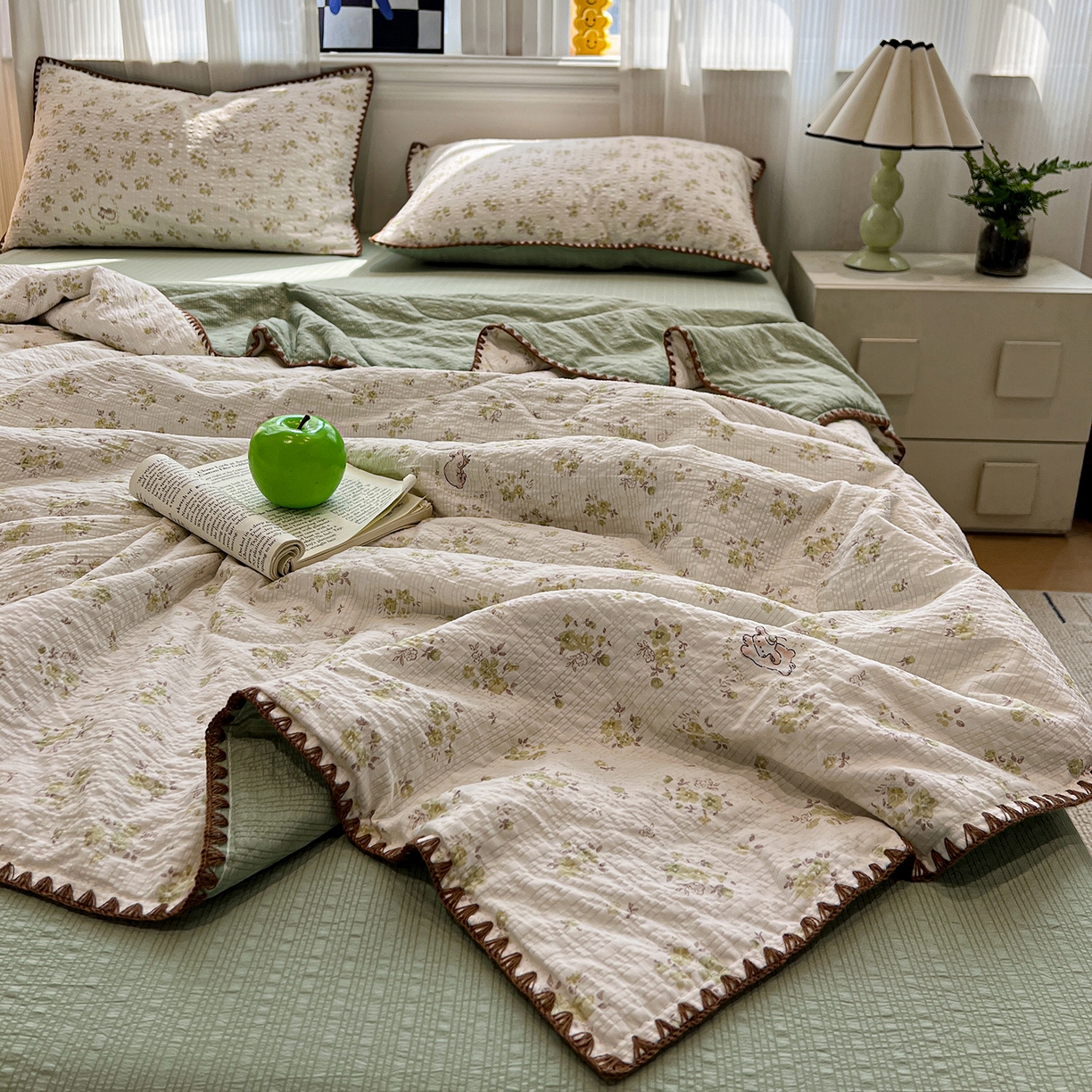 91家纺网 家纺一手货源 找家纺 仟网汇 2026新款三角针贝壳边泡芙纱夏被四件套 三角针夏被-春日小兔