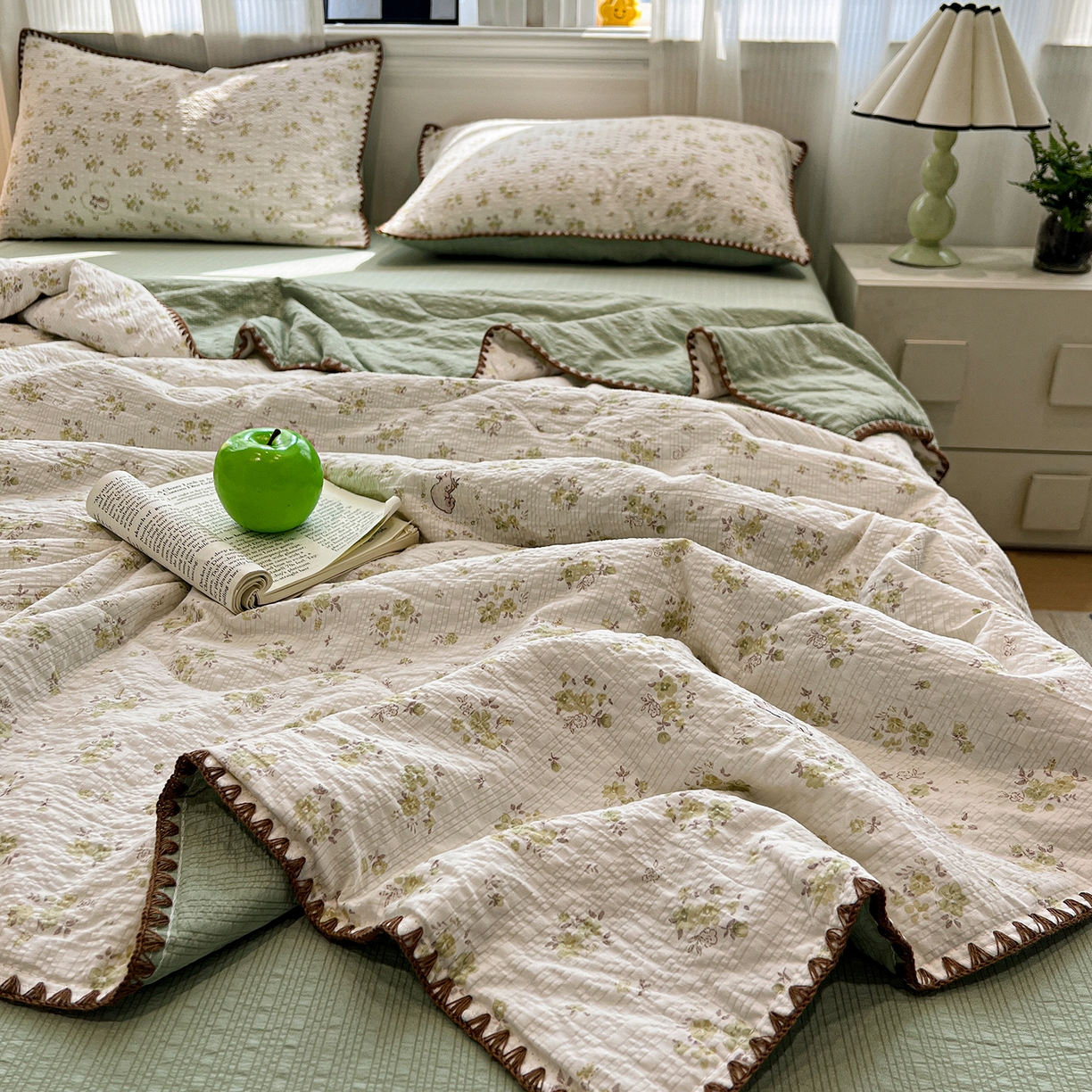 91家纺网 家纺一手货源 找家纺 仟网汇 2026新款三角针贝壳边泡芙纱夏被四件套 三角针夏被-春日小兔