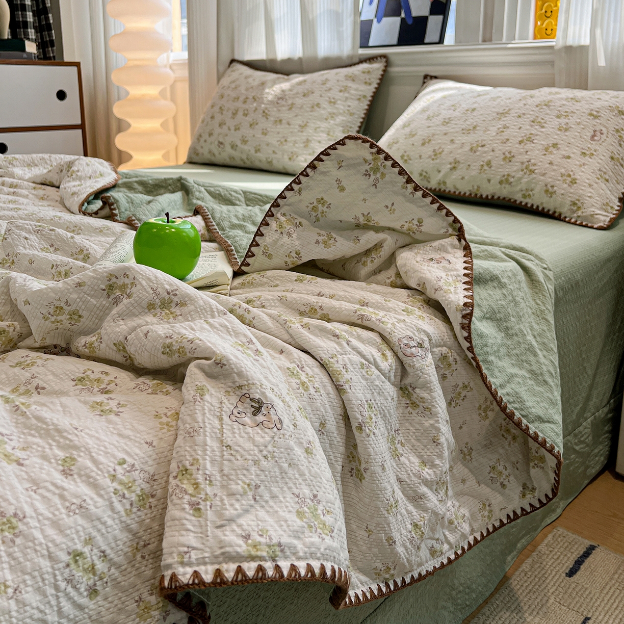 91家纺网 家纺一手货源 找家纺 仟网汇 2026新款三角针贝壳边泡芙纱夏被四件套 三角针夏被-春日小兔