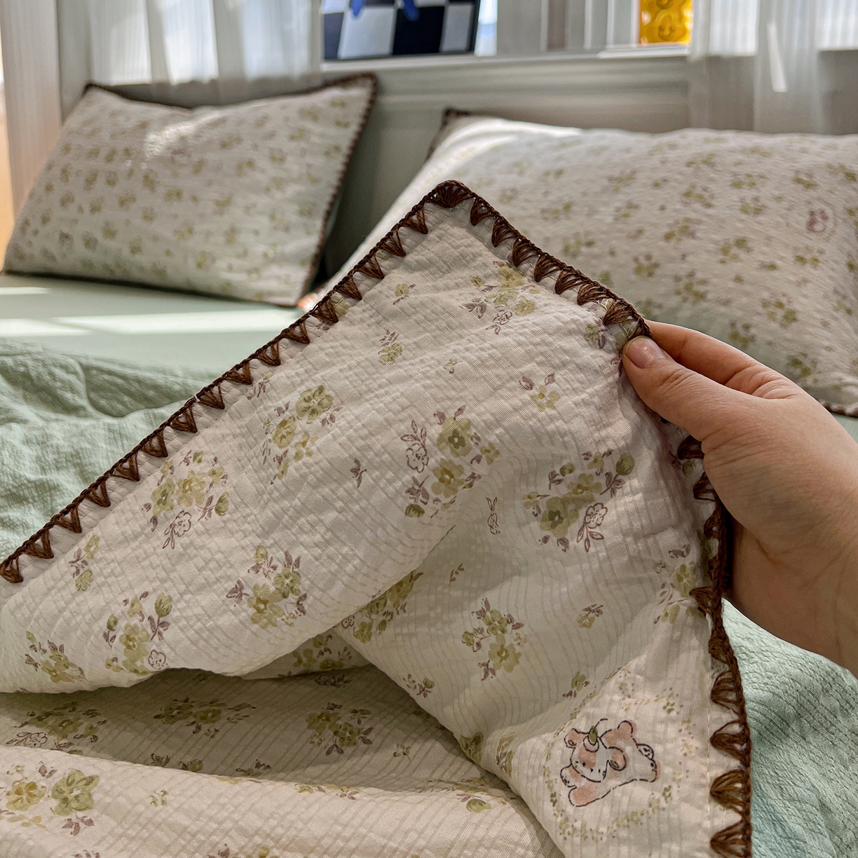 91家纺网 家纺一手货源 找家纺 仟网汇 2026新款三角针贝壳边泡芙纱夏被四件套 三角针夏被-春日小兔