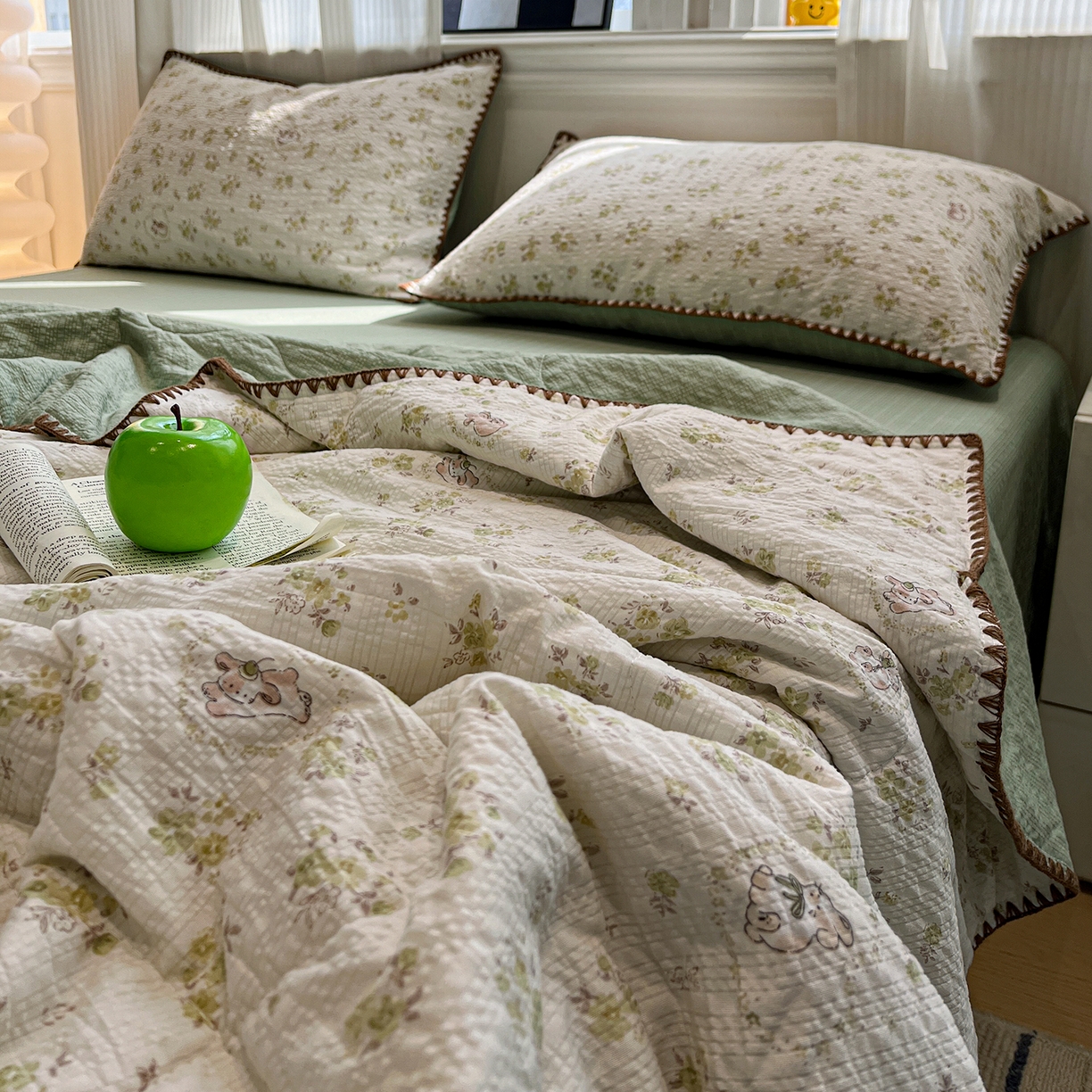 91家纺网 家纺一手货源 找家纺 仟网汇 2026新款三角针贝壳边泡芙纱夏被四件套 三角针夏被-春日小兔