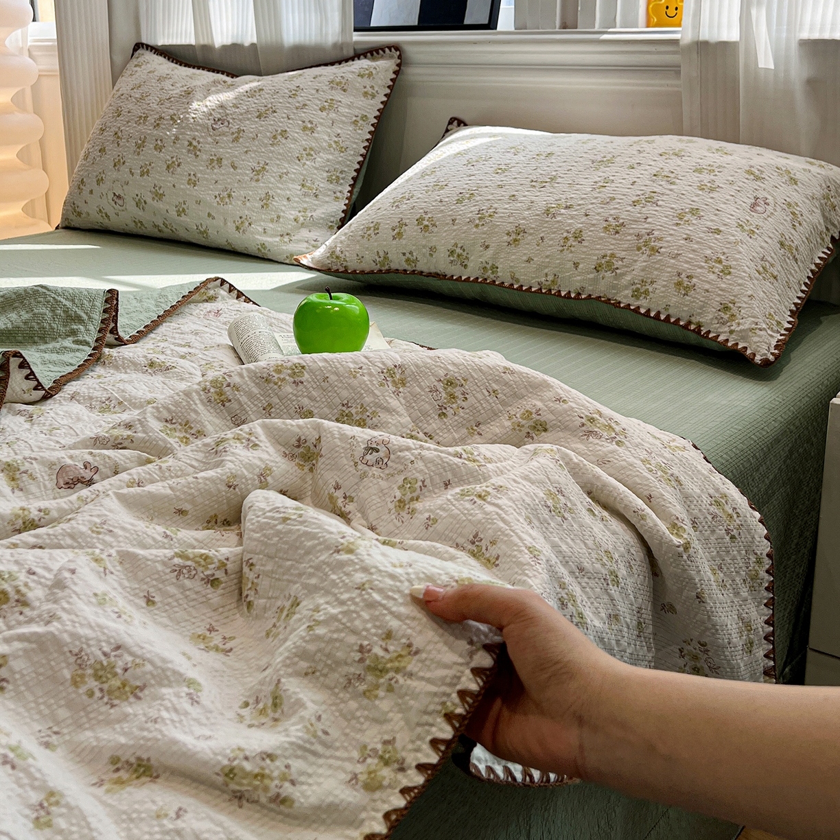 91家纺网 家纺一手货源 找家纺 仟网汇 2026新款三角针贝壳边泡芙纱夏被四件套 三角针夏被-春日小兔