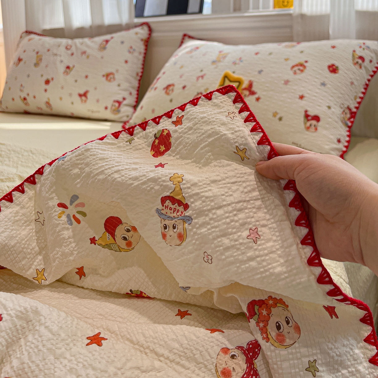 91家纺网 家纺一手货源 找家纺 仟网汇 2026新款三角针贝壳边泡芙纱夏被四件套 三角针夏被-蛋糕星人