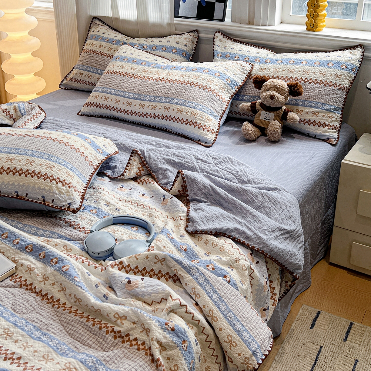 91家纺网 家纺一手货源 找家纺 仟网汇 2026新款三角针贝壳边泡芙纱夏被四件套 三角针夏被-费尔岛蓝