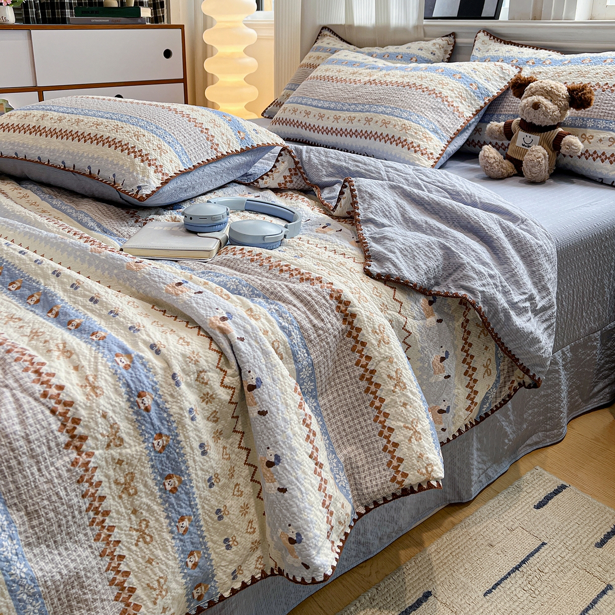 91家纺网 家纺一手货源 找家纺 仟网汇 2026新款三角针贝壳边泡芙纱夏被四件套 三角针夏被-费尔岛蓝