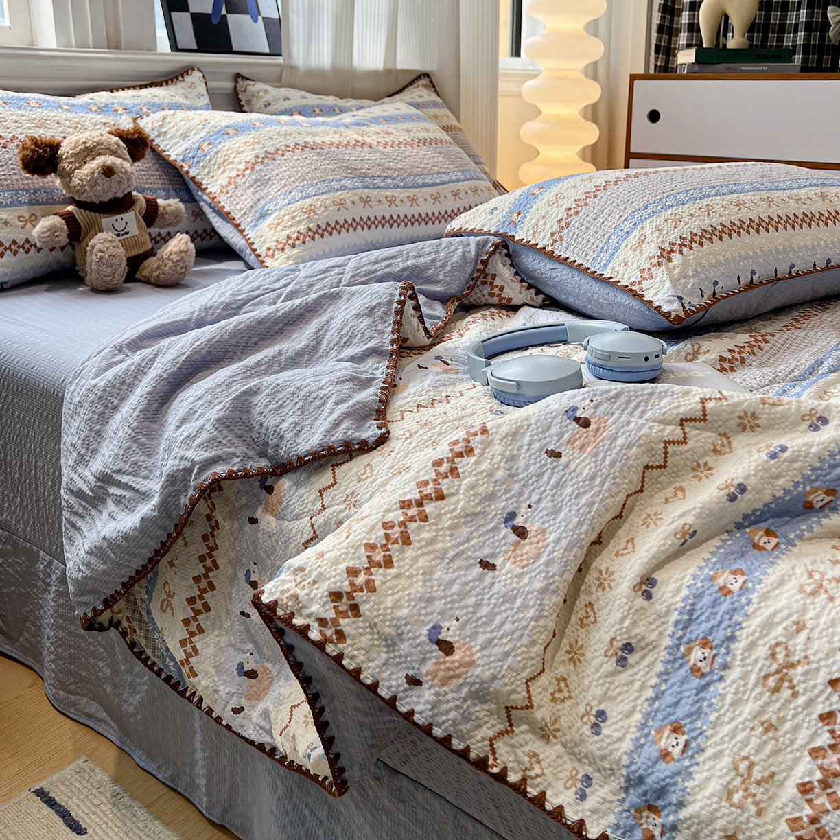 91家纺网 家纺一手货源 找家纺 仟网汇 2026新款三角针贝壳边泡芙纱夏被四件套 三角针夏被-费尔岛蓝