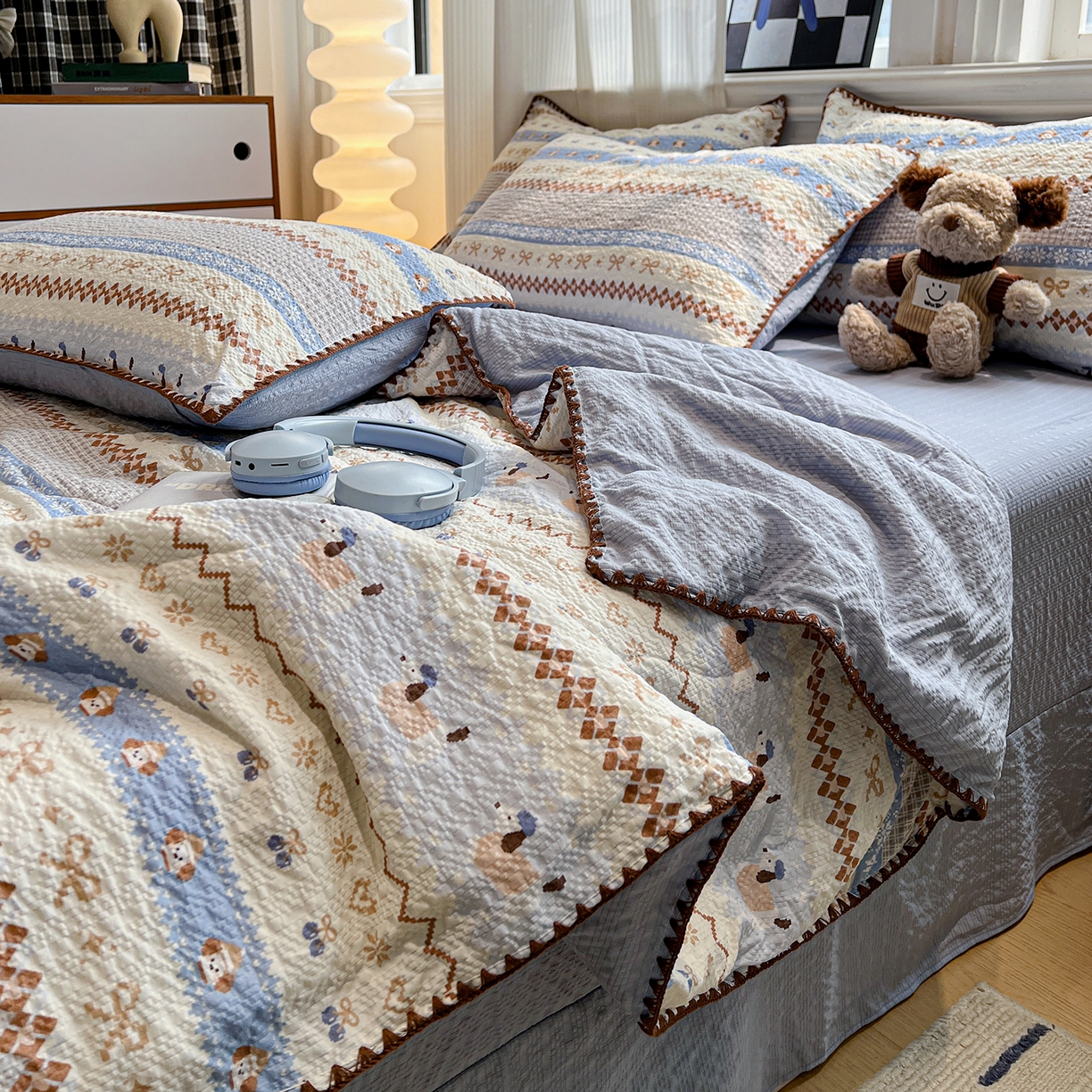 91家纺网 家纺一手货源 找家纺 仟网汇 2026新款三角针贝壳边泡芙纱夏被四件套 三角针夏被-费尔岛蓝