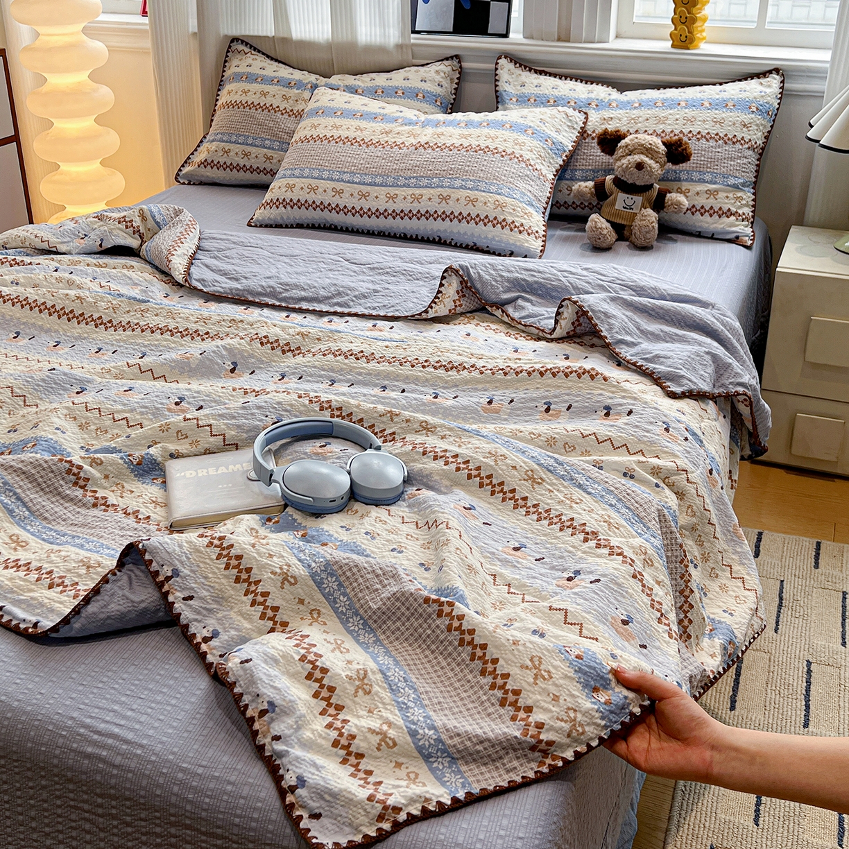 91家纺网 家纺一手货源 找家纺 仟网汇 2026新款三角针贝壳边泡芙纱夏被四件套 三角针夏被-费尔岛蓝