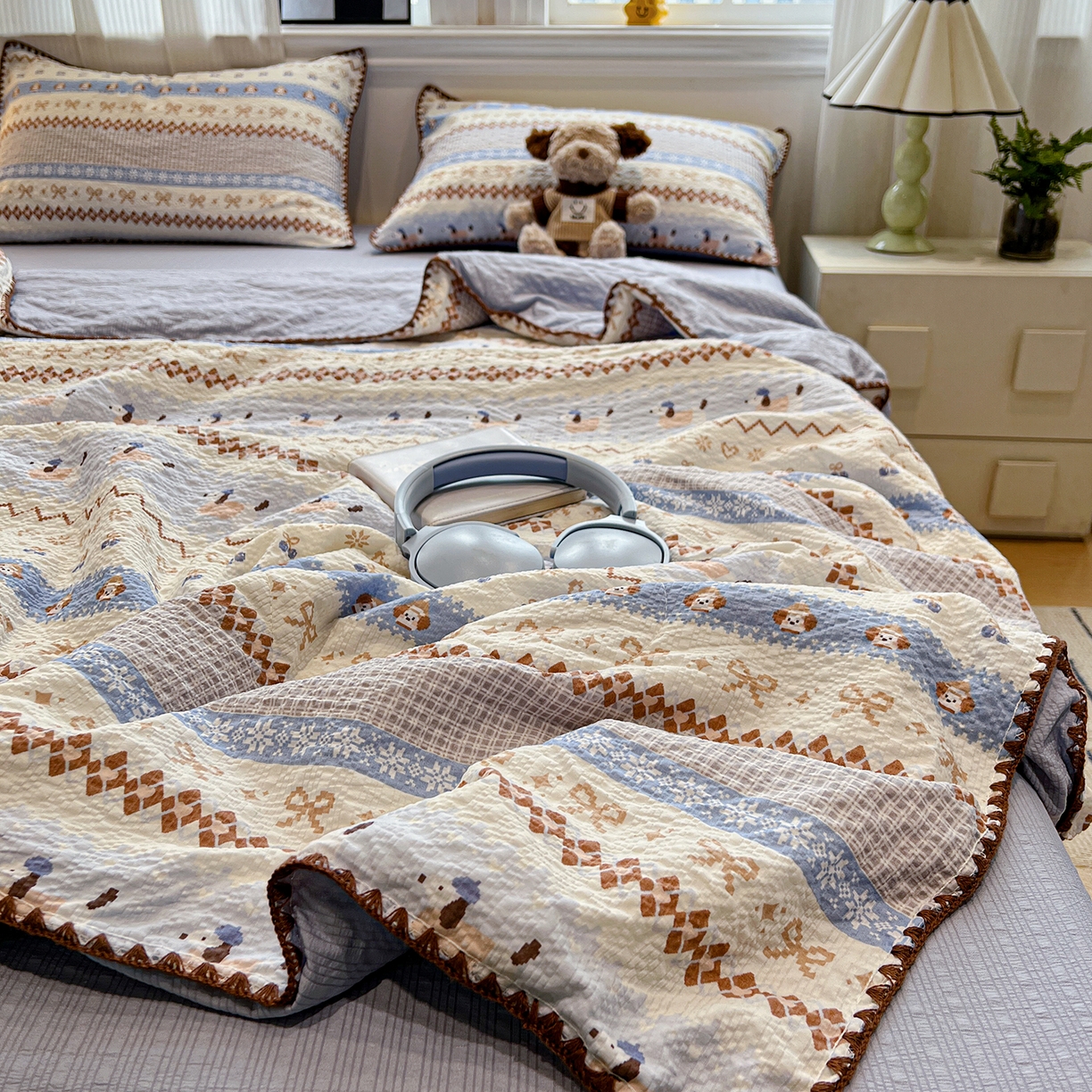 91家纺网 家纺一手货源 找家纺 仟网汇 2026新款三角针贝壳边泡芙纱夏被四件套 三角针夏被-费尔岛蓝