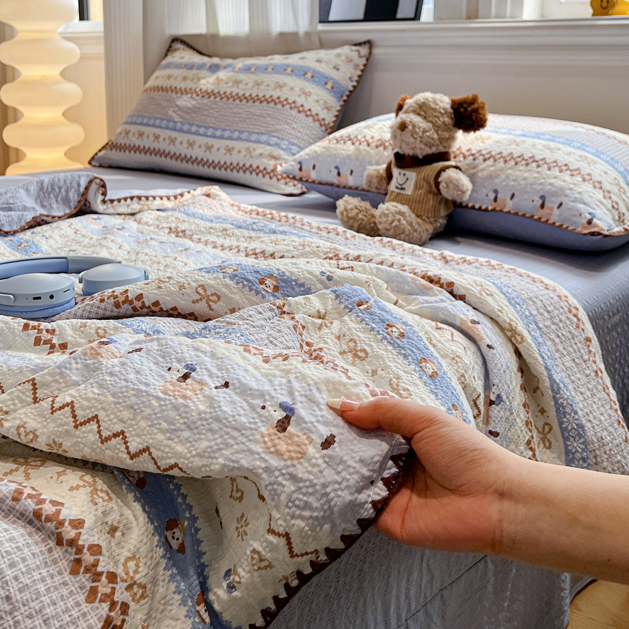 91家纺网 家纺一手货源 找家纺 仟网汇 2026新款三角针贝壳边泡芙纱夏被四件套 三角针夏被-费尔岛蓝