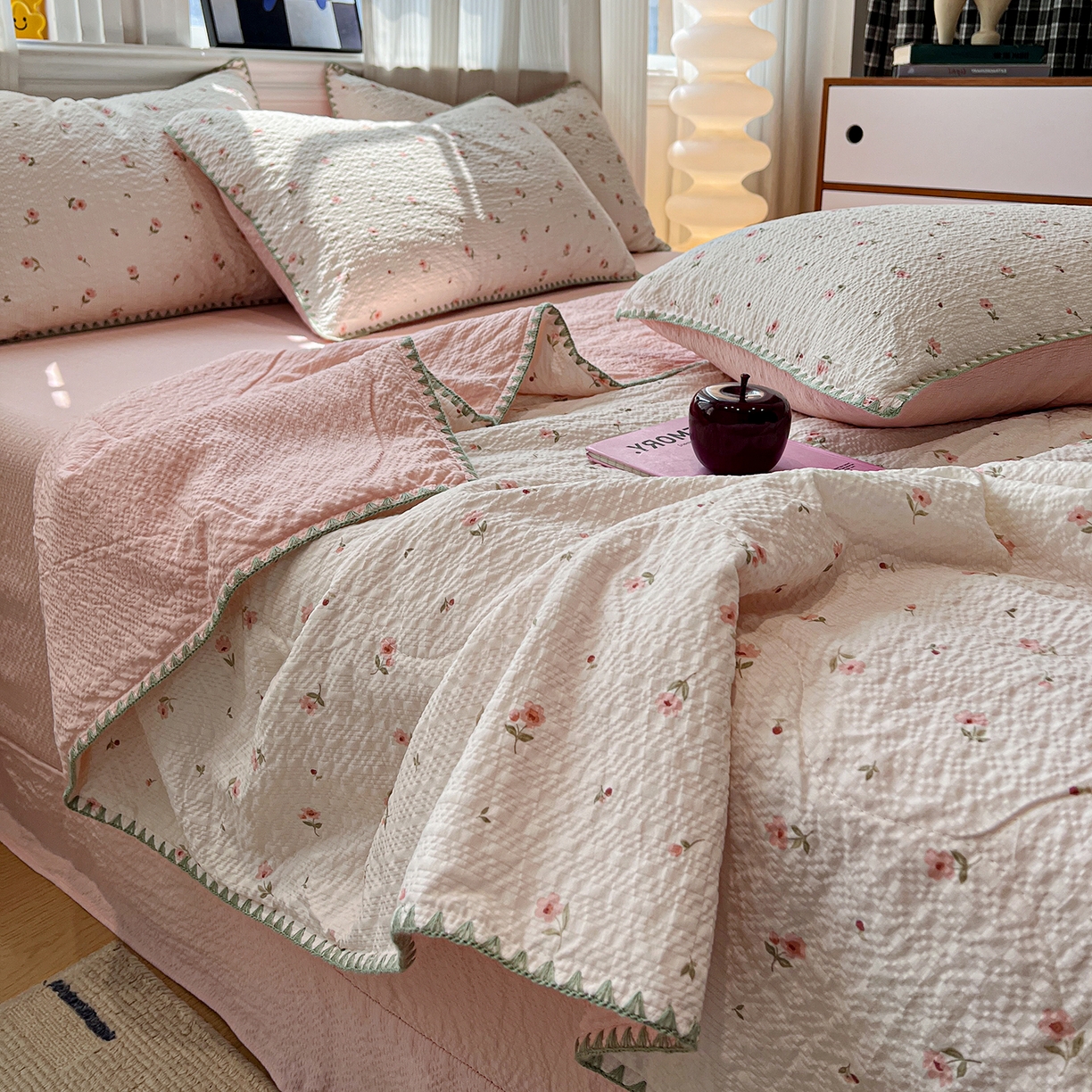 91家纺网 家纺一手货源 找家纺 仟网汇 2026新款三角针贝壳边泡芙纱夏被四件套 三角针夏被-粉雾小花