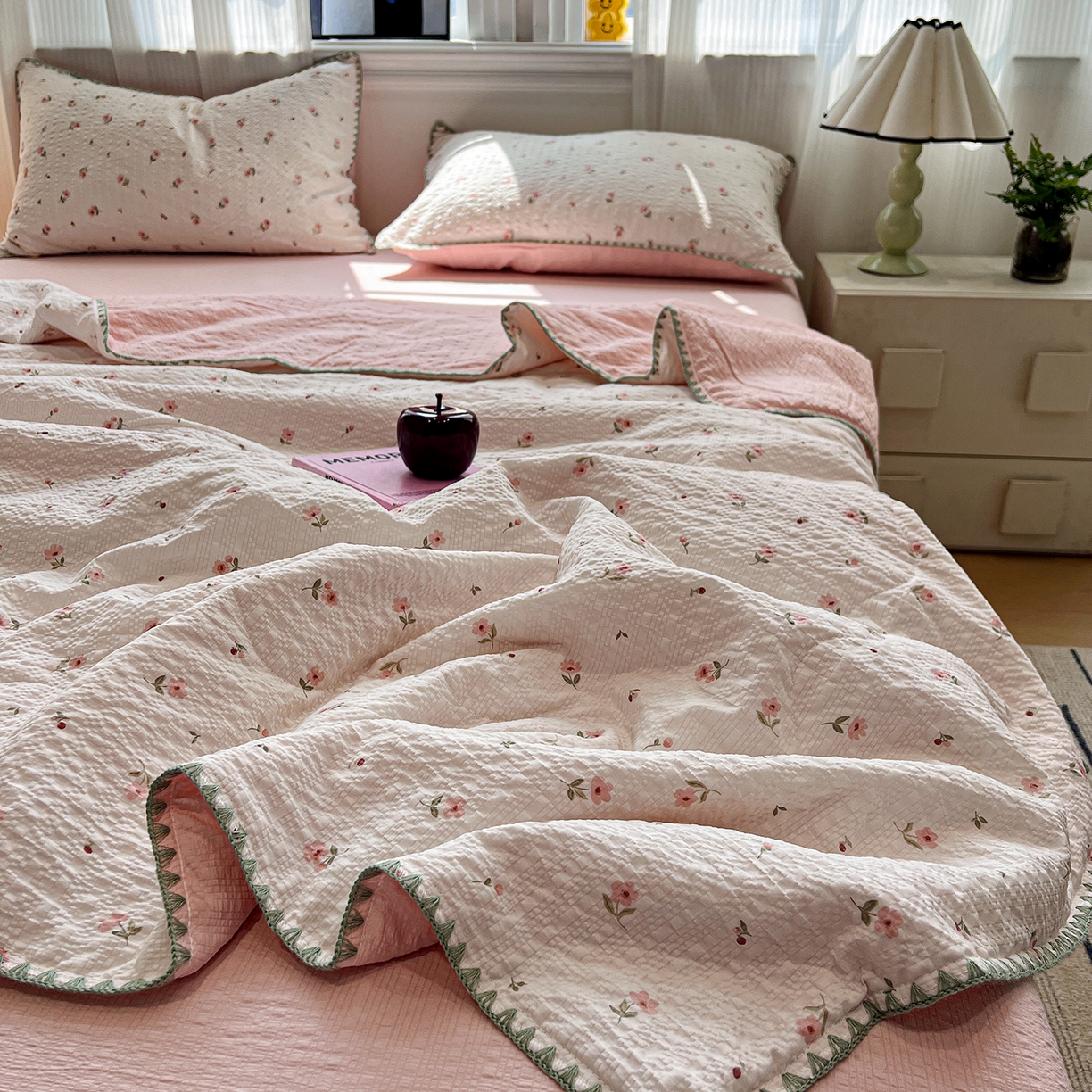 91家纺网 家纺一手货源 找家纺 仟网汇 2026新款三角针贝壳边泡芙纱夏被四件套 三角针夏被-粉雾小花