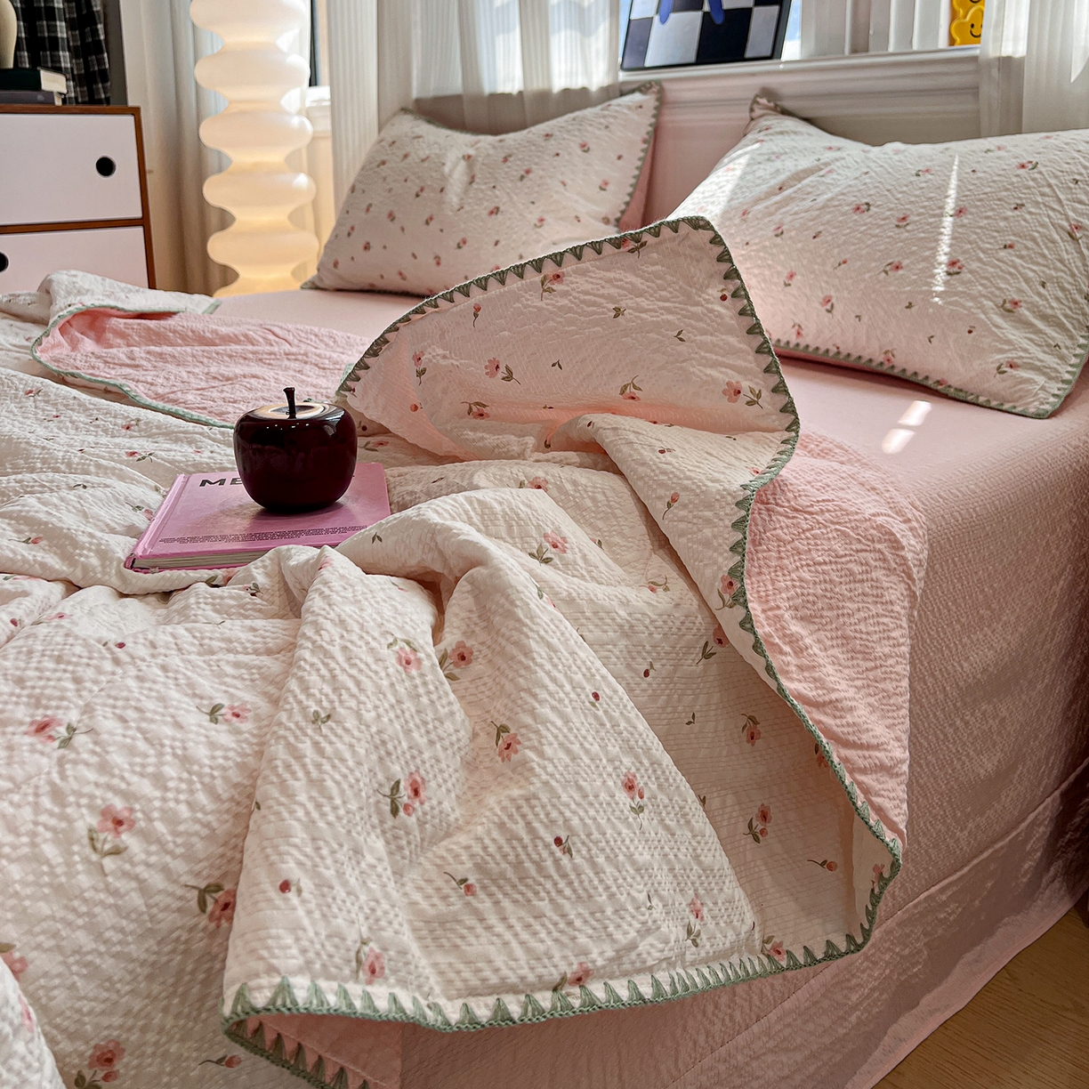 91家纺网 家纺一手货源 找家纺 仟网汇 2026新款三角针贝壳边泡芙纱夏被四件套 三角针夏被-粉雾小花