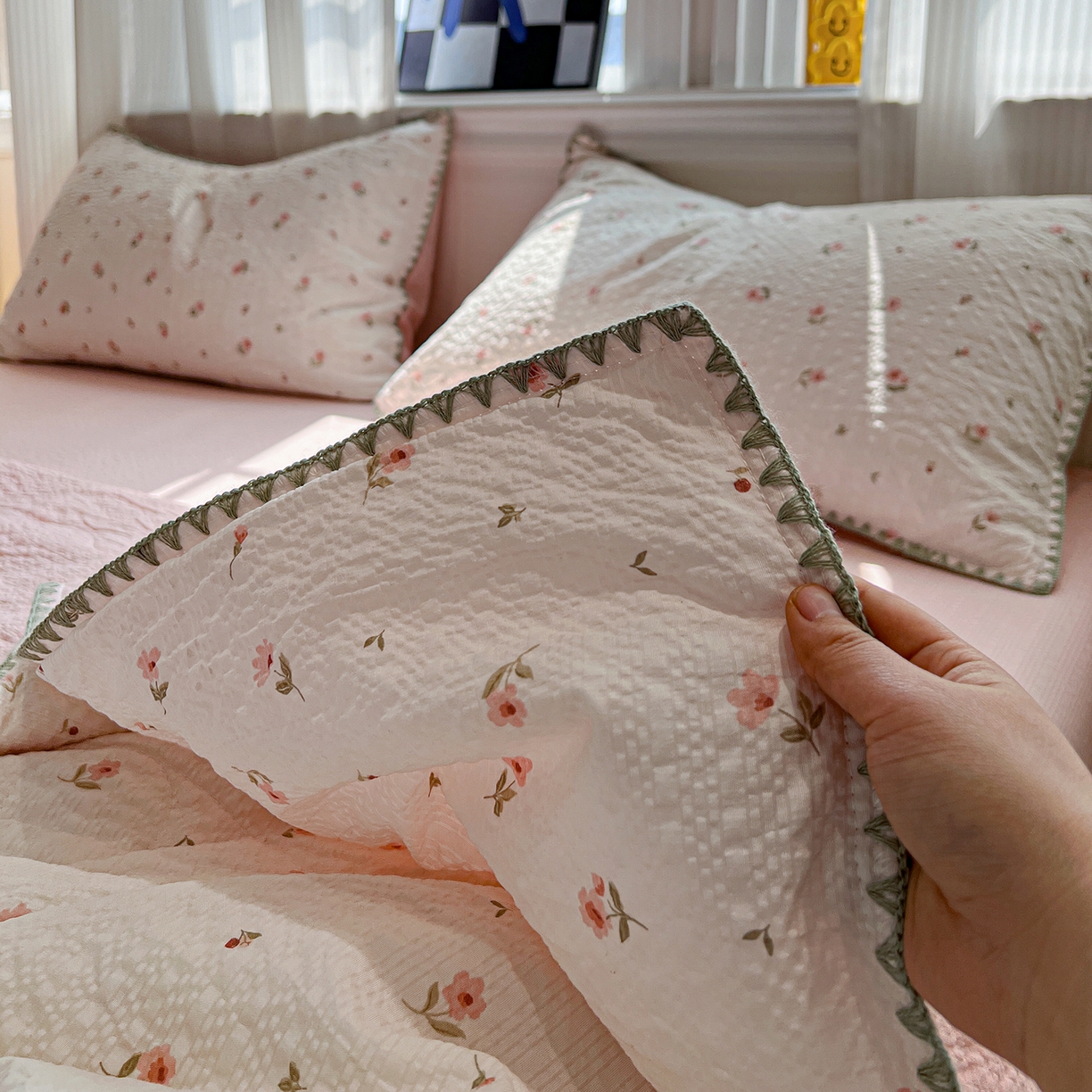 91家纺网 家纺一手货源 找家纺 仟网汇 2026新款三角针贝壳边泡芙纱夏被四件套 三角针夏被-粉雾小花