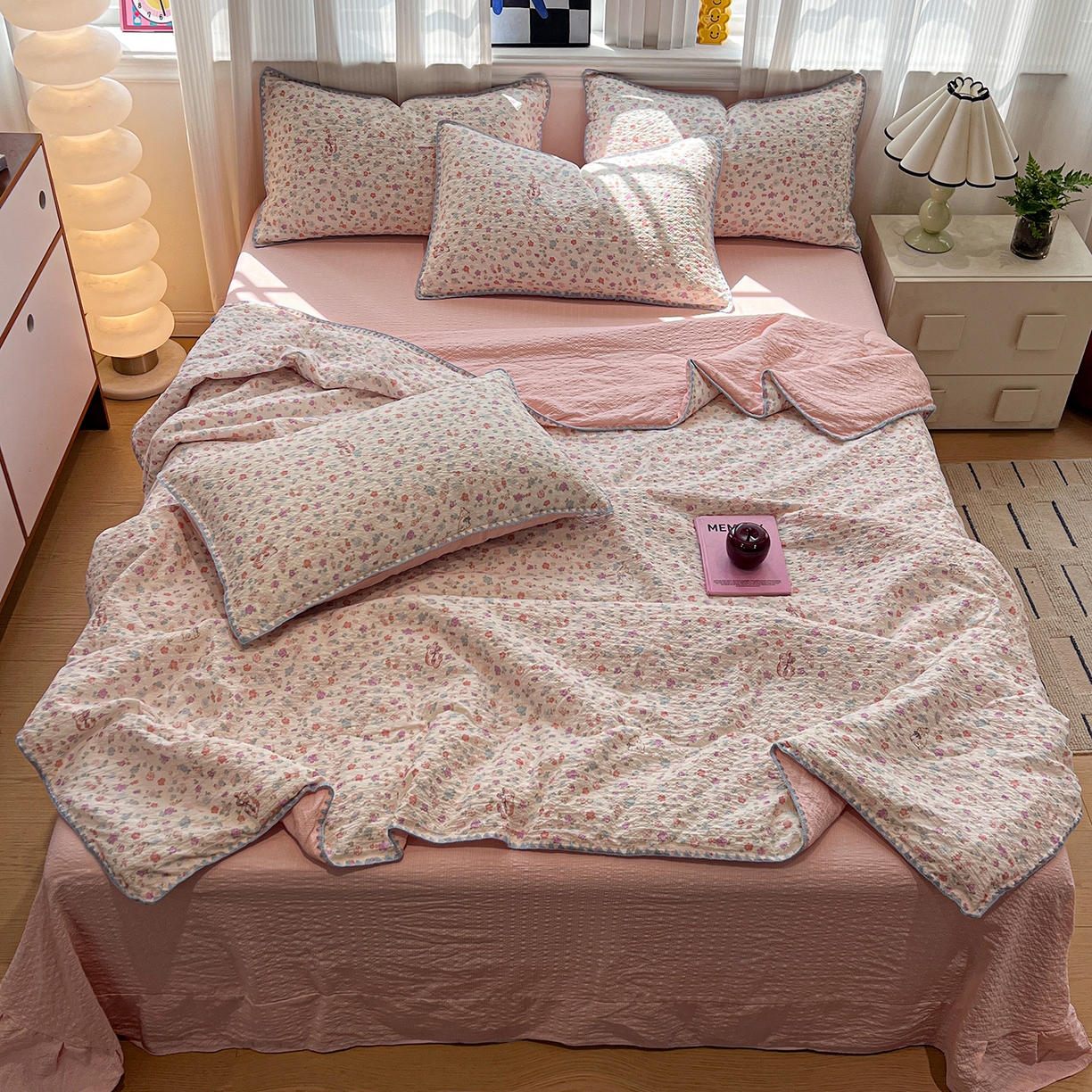 91家纺网 家纺一手货源 找家纺 仟网汇 2026新款三角针贝壳边泡芙纱夏被四件套 三角针夏被-花漾萌兔