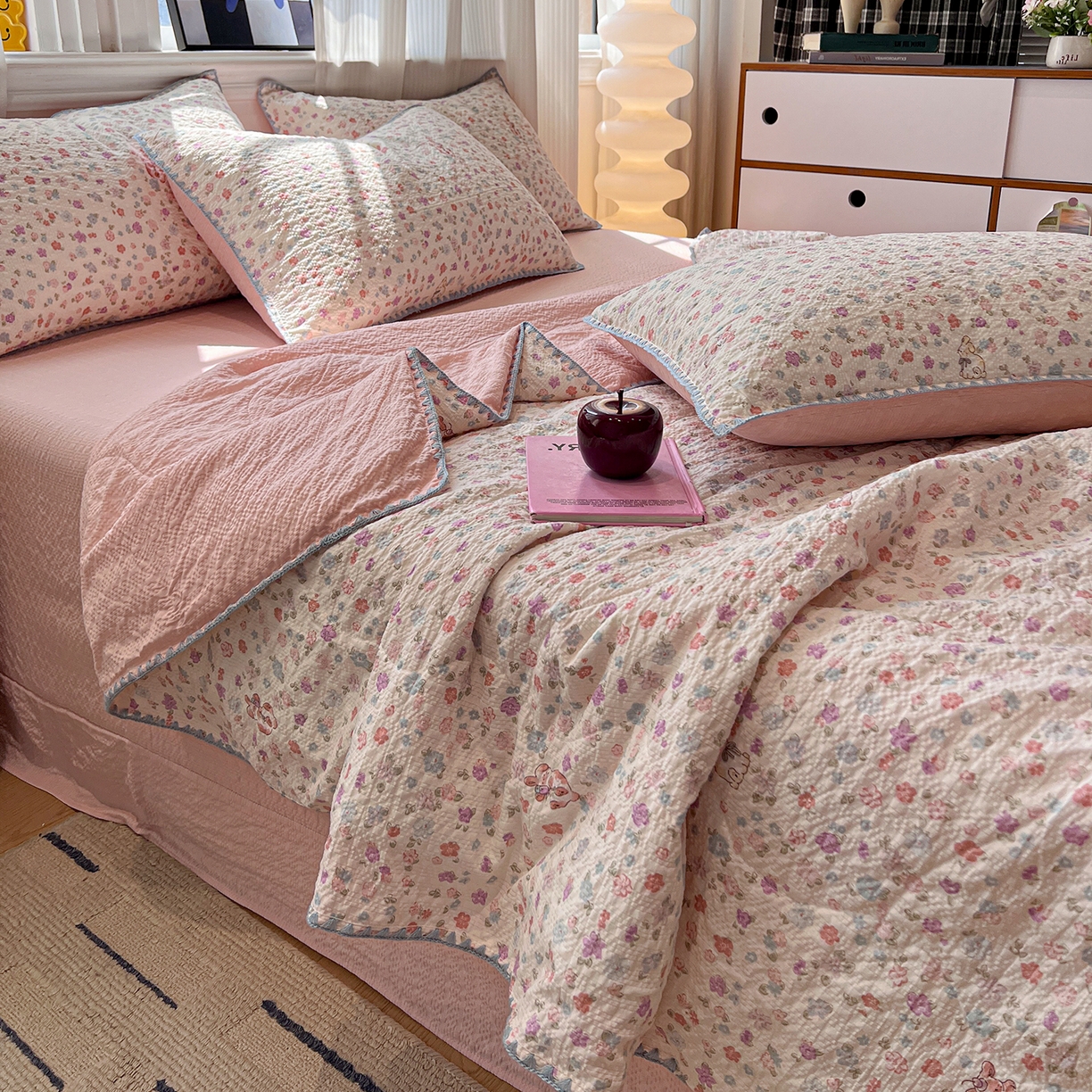 91家纺网 家纺一手货源 找家纺 仟网汇 2026新款三角针贝壳边泡芙纱夏被四件套 三角针夏被-花漾萌兔