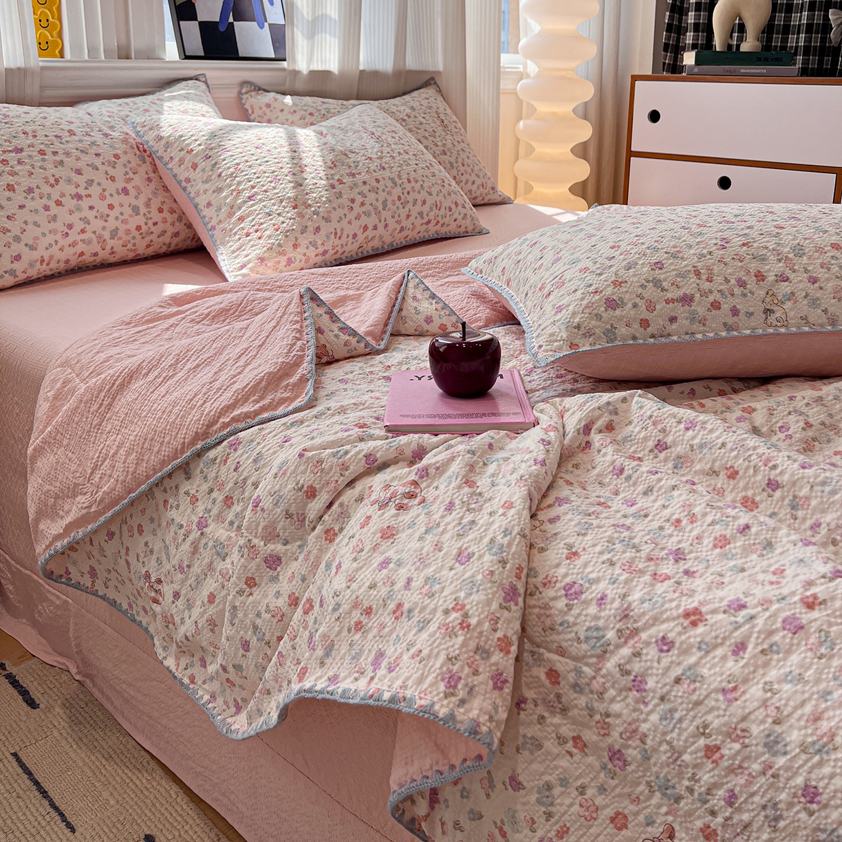 91家纺网 家纺一手货源 找家纺 仟网汇 2026新款三角针贝壳边泡芙纱夏被四件套 三角针夏被-花漾萌兔