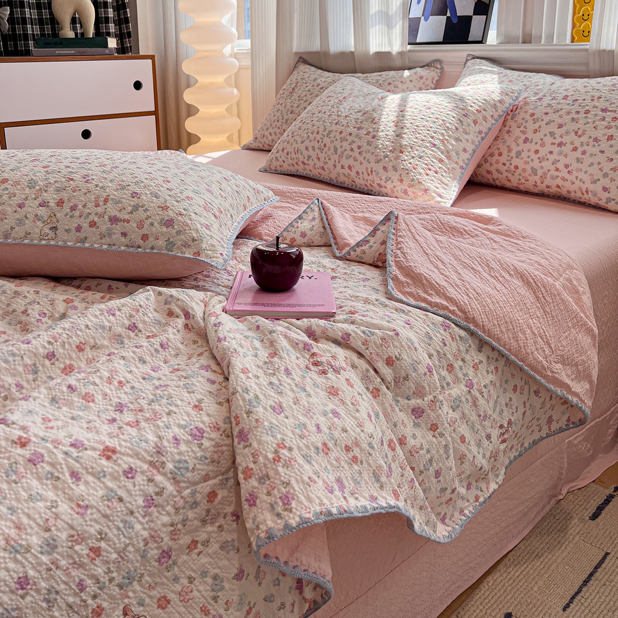 91家纺网 家纺一手货源 找家纺 仟网汇 2026新款三角针贝壳边泡芙纱夏被四件套 三角针夏被-花漾萌兔