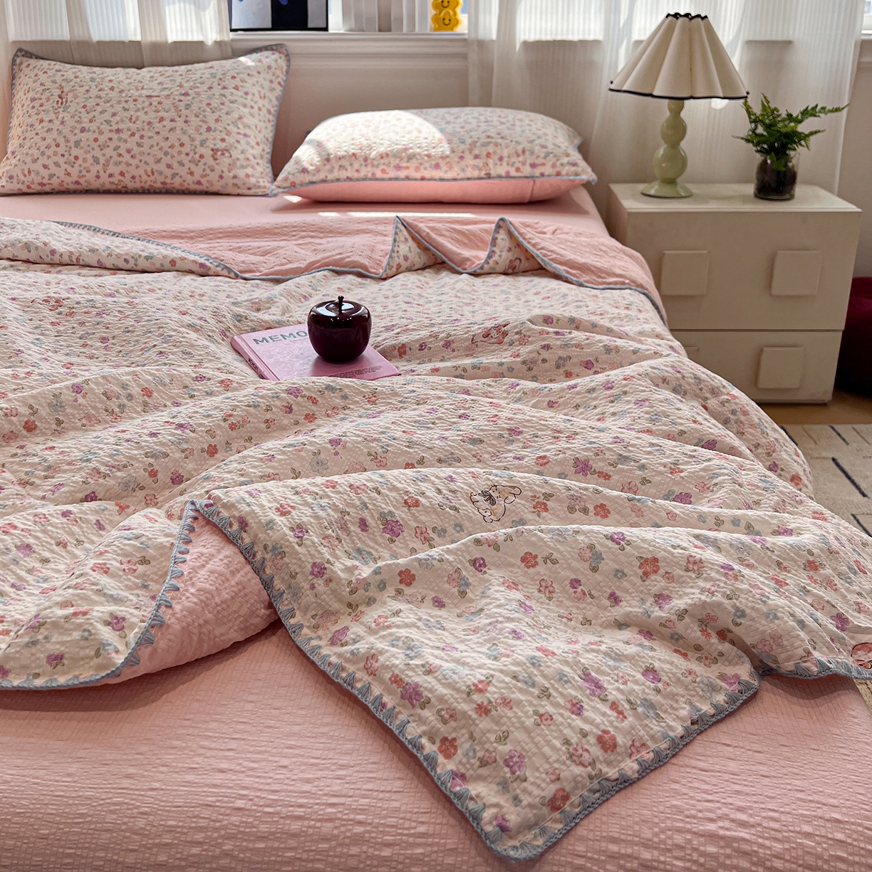 91家纺网 家纺一手货源 找家纺 仟网汇 2026新款三角针贝壳边泡芙纱夏被四件套 三角针夏被-花漾萌兔