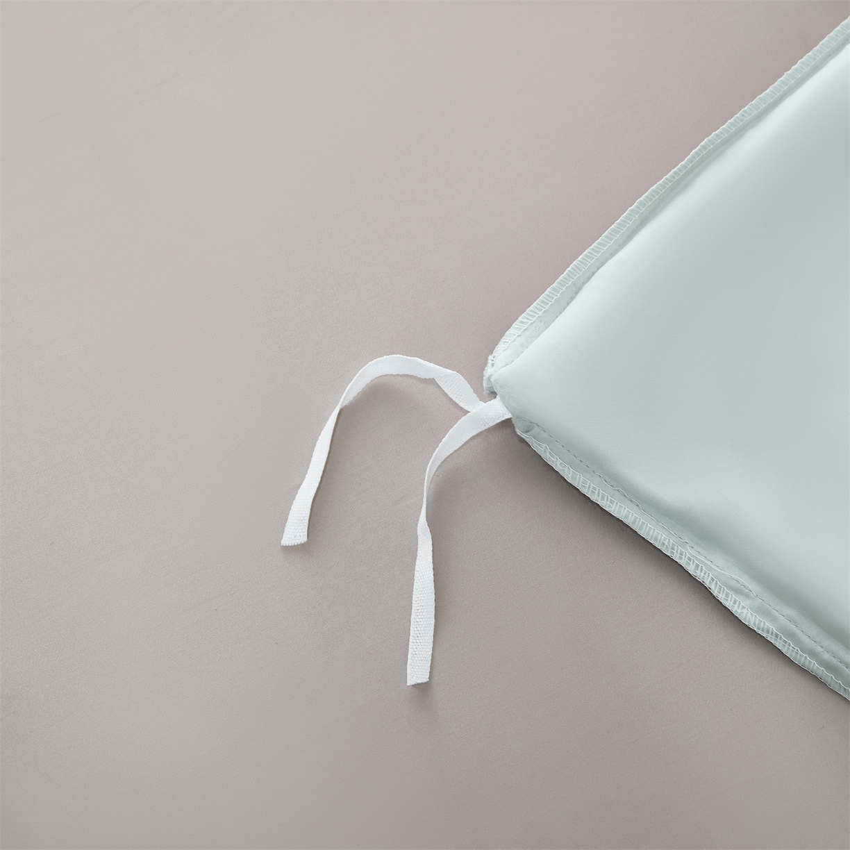 91家纺网 家纺一手货源 找家纺 床绮 2026新款混纺天丝双拼四件套-爱诺 冰川蓝+椰子灰