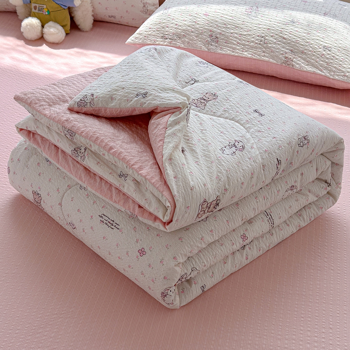 91家纺网 家纺一手货源 找家纺 玉海棠家纺 2026新款云感泡芙棉夏被空调被夏凉被四件套 粉萌