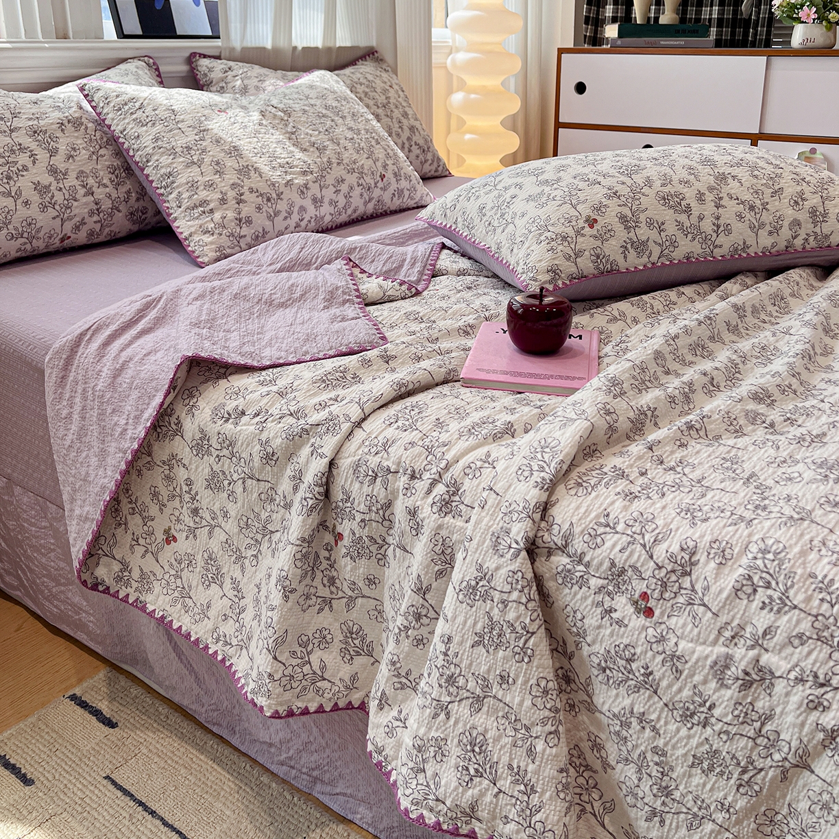 91家纺网 家纺一手货源 找家纺 仟网汇 2026新款三角针贝壳边泡芙纱夏被四件套 三角针夏被-花影