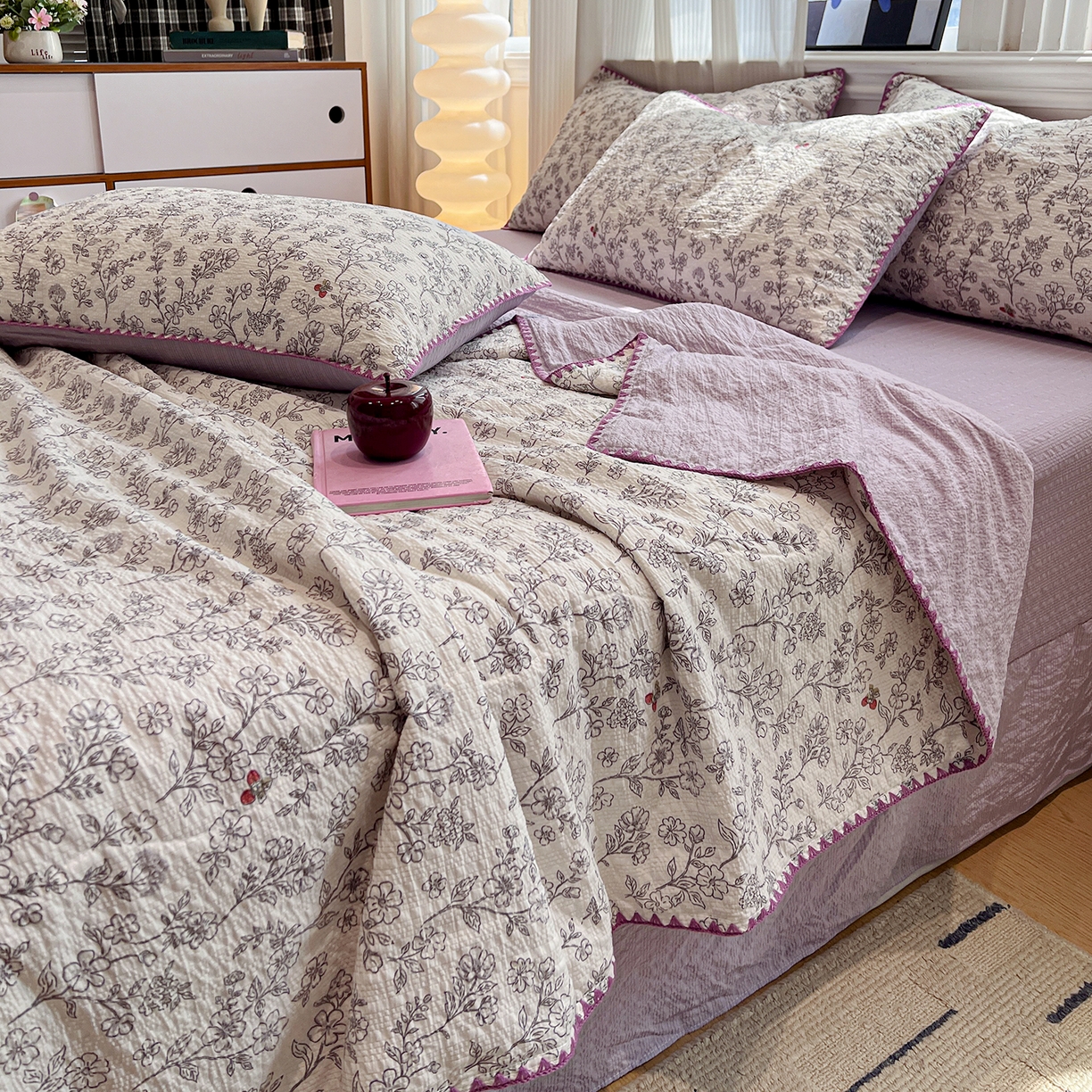 91家纺网 家纺一手货源 找家纺 仟网汇 2026新款三角针贝壳边泡芙纱夏被四件套 三角针夏被-花影